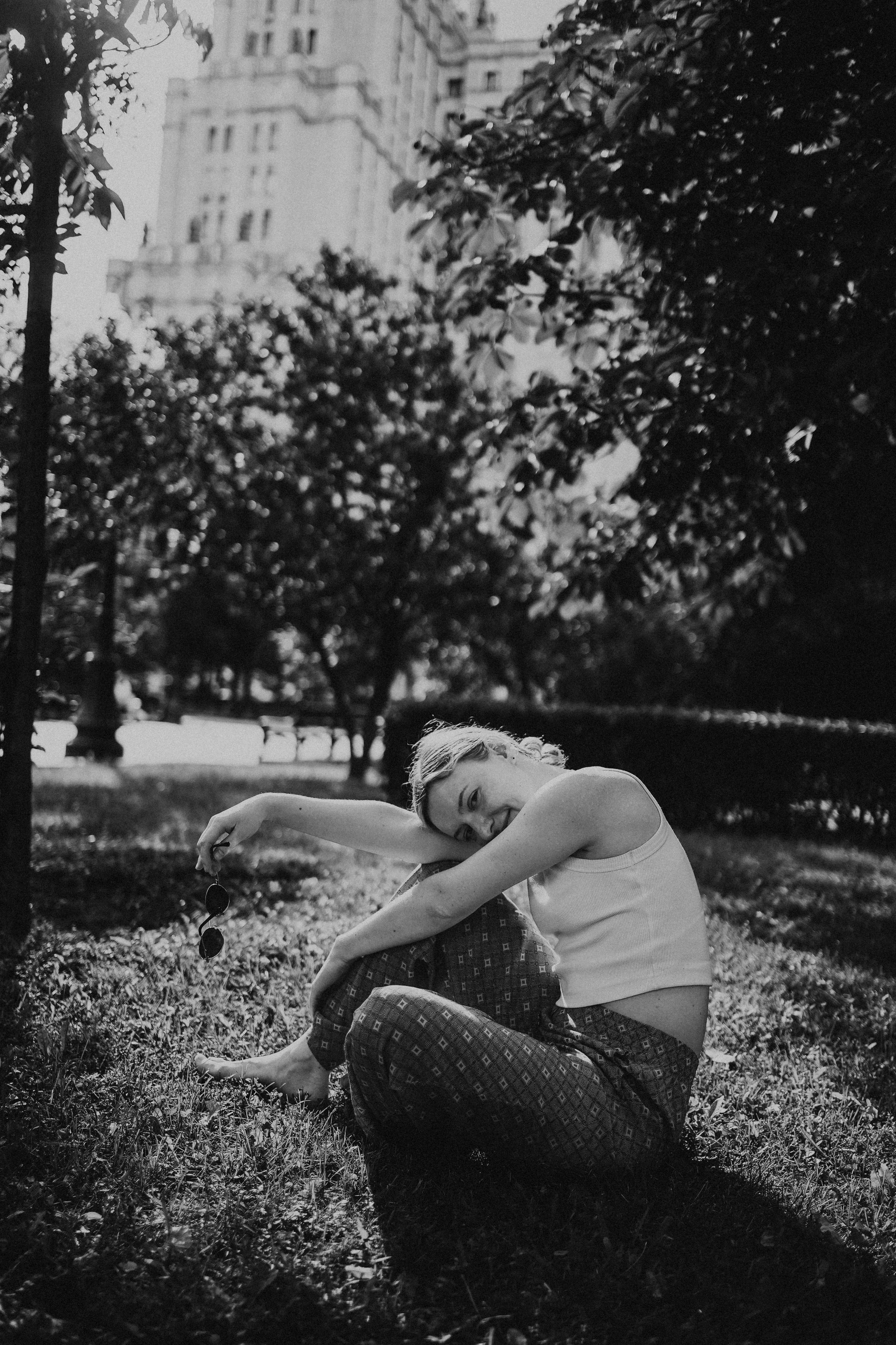 Девушка по городу шагает босиком. Фотограф Наталья Колганова