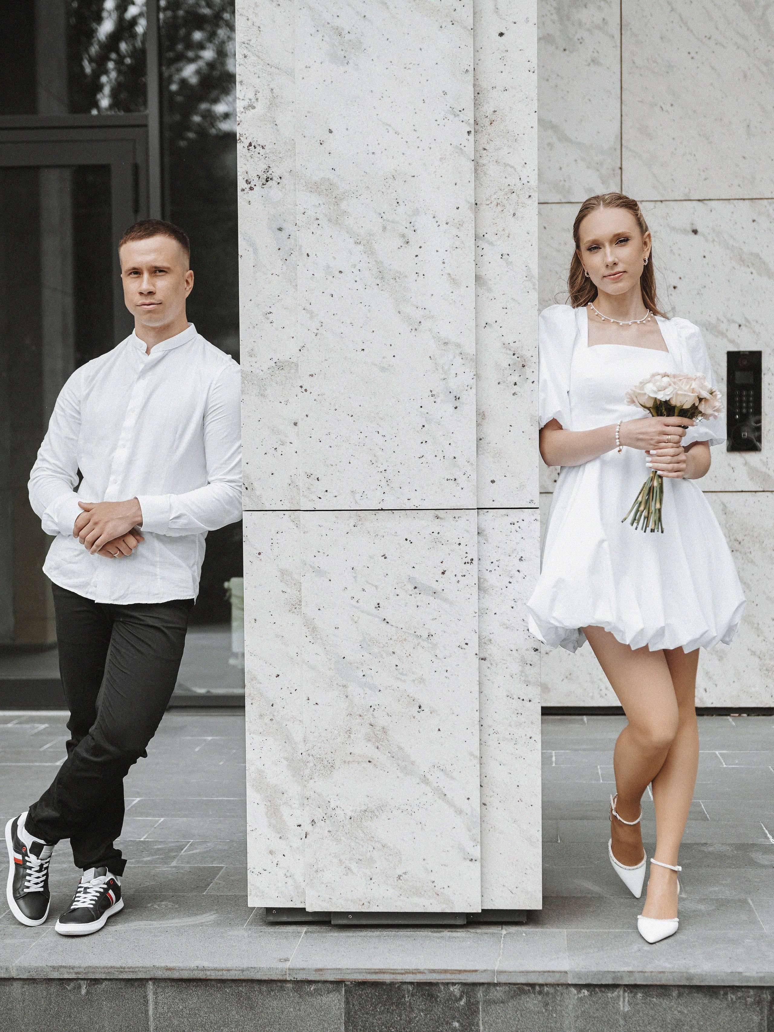 Нежные объятия молодожёнов на фоне яркой архитектуры ЖК Чикаго в Новосибирске.