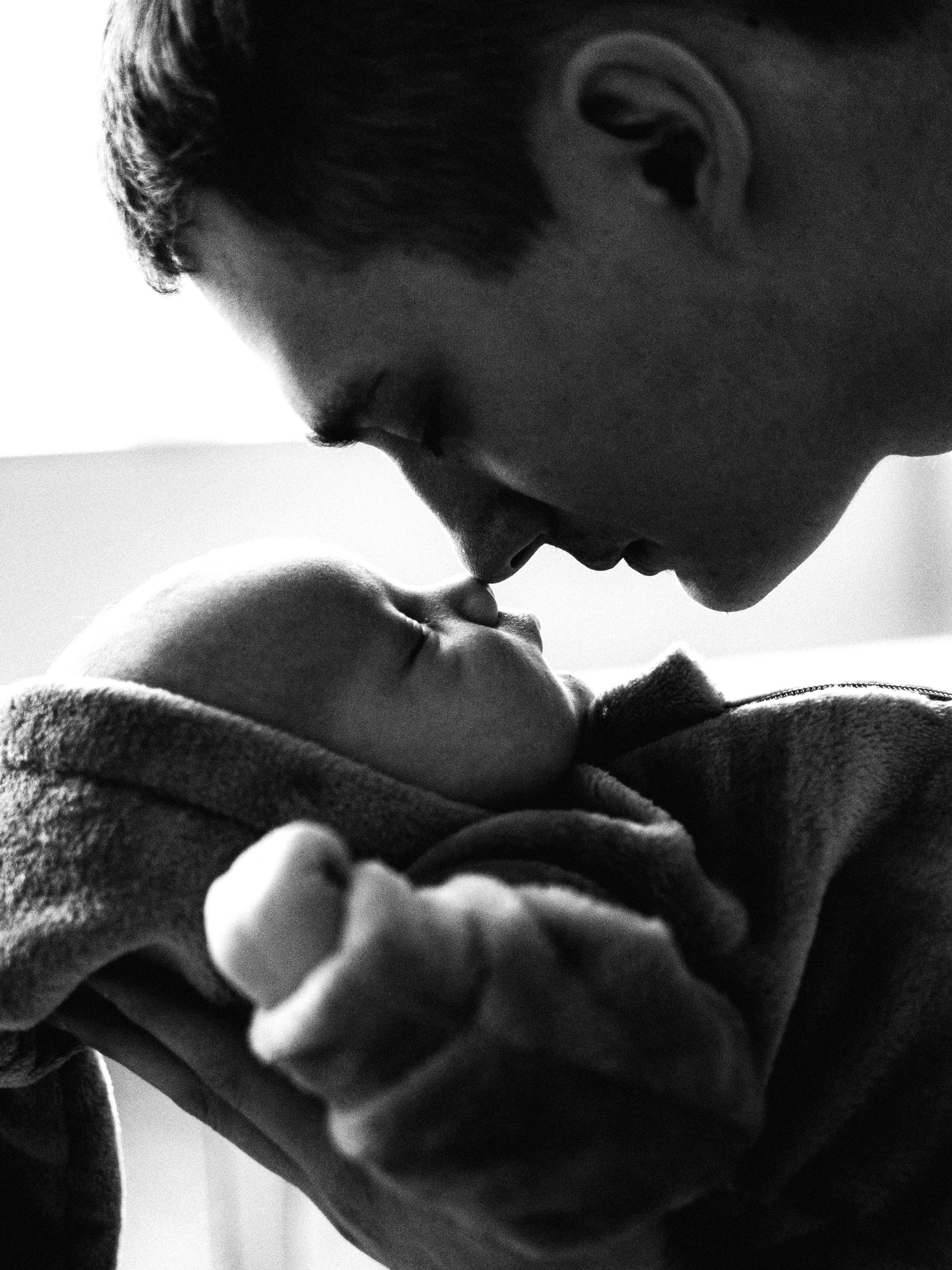 Фотосессия новорожденного с папой в Новосибирске — трогательный момент от Яны Ивановой