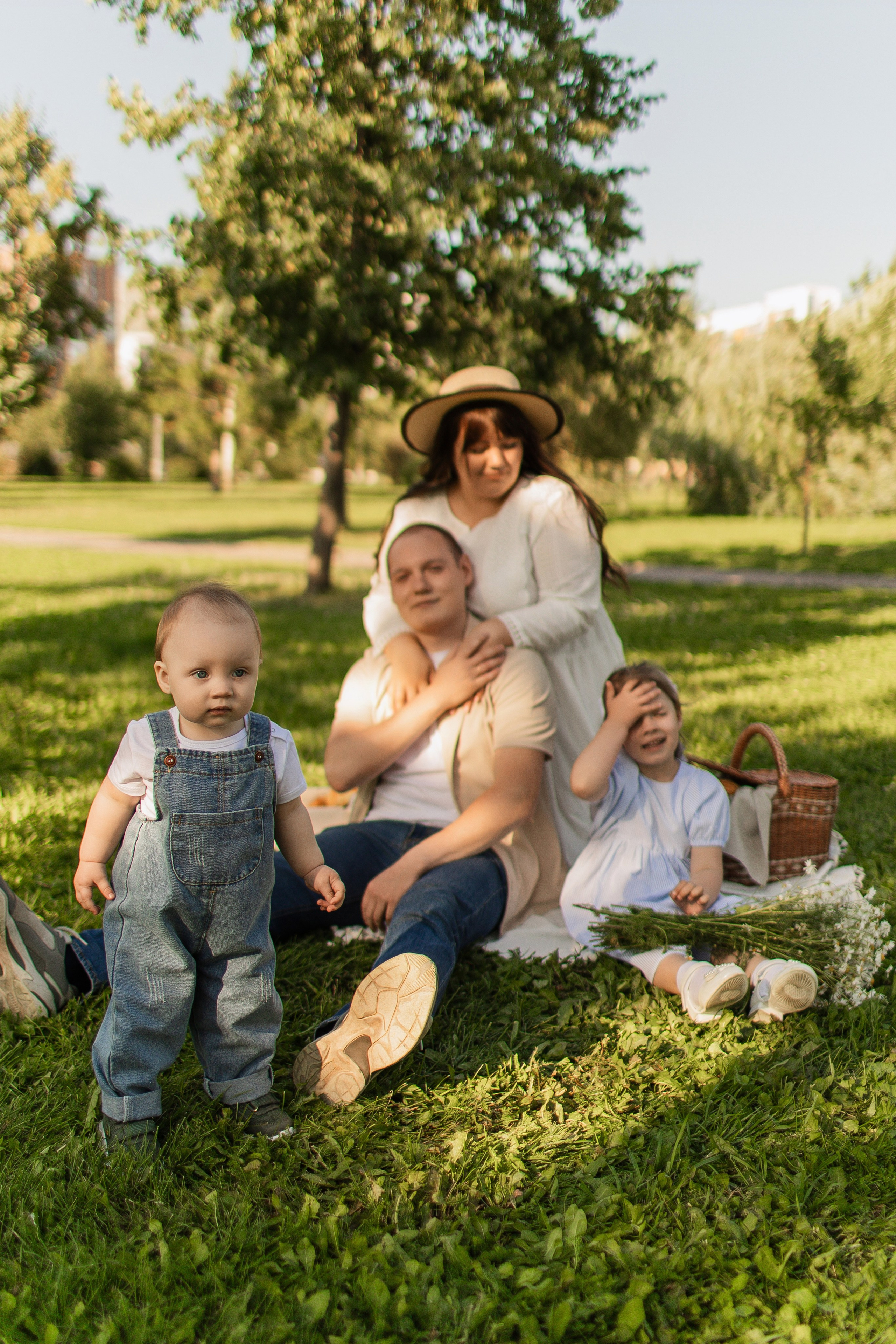 Летний день в парке. Семейная съемка — это красивый способ признаться своей семье в любви