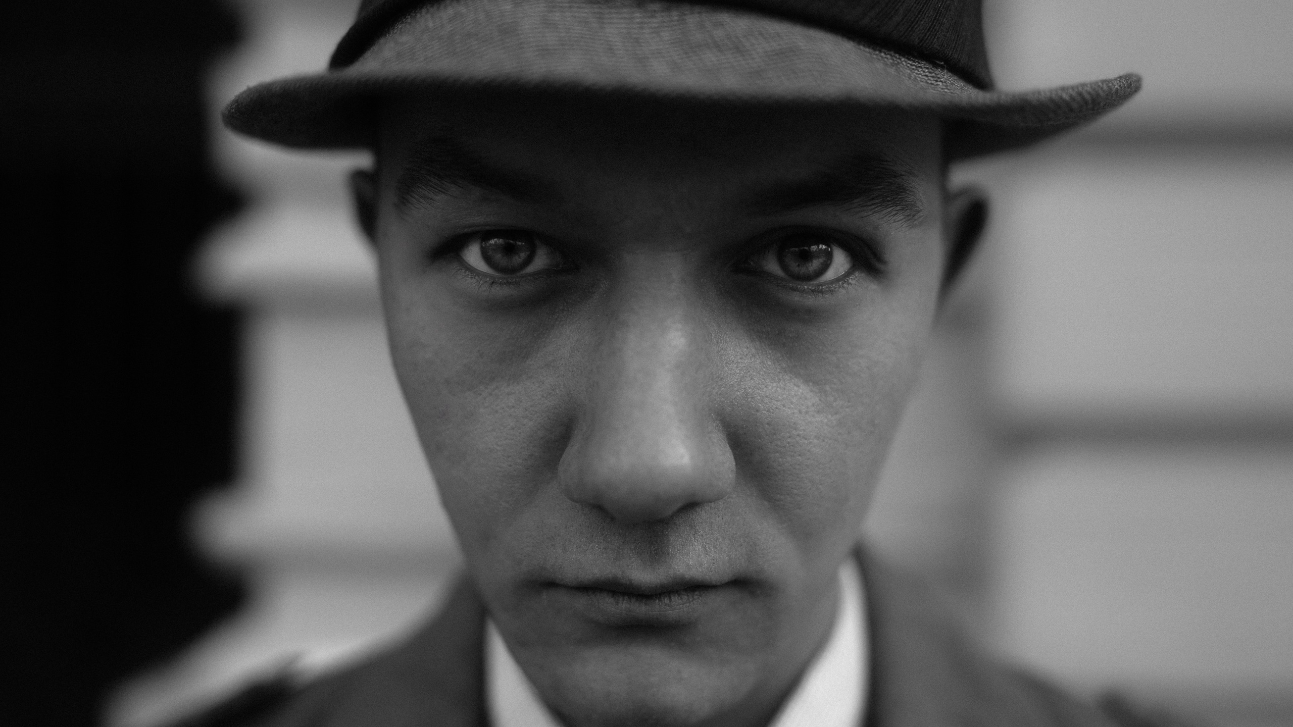 Мужская прогулочная фотосесся с Эриком в стиле фильма Оппенгеймер