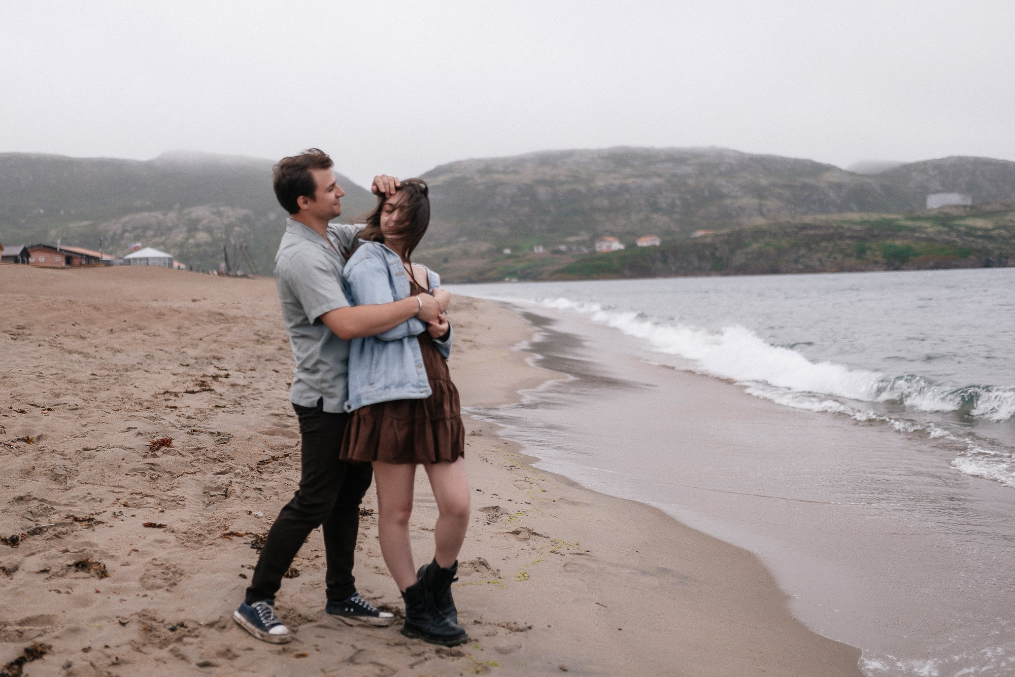 Даша и Дима. Прогулка по берегу Баренцева моря. Фотограф в Мурманске Екатерина Рудак