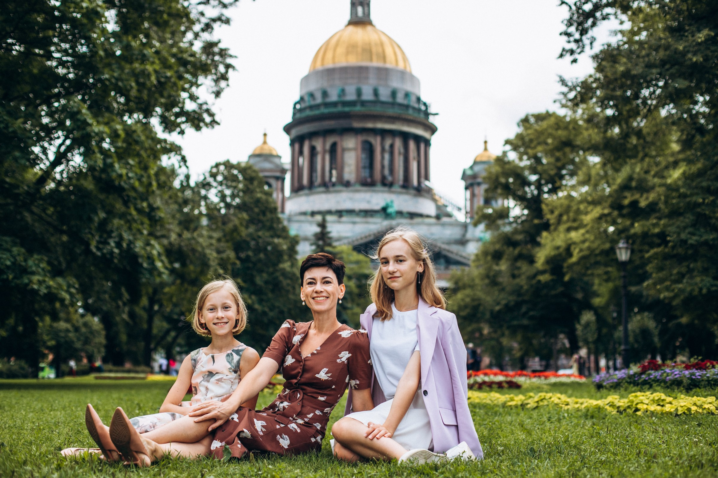 Татьяна с дочками в августе. Фотопрогулка в Петербурге. Индивидуальный и семейный фотограф в Санкт-Петербурге