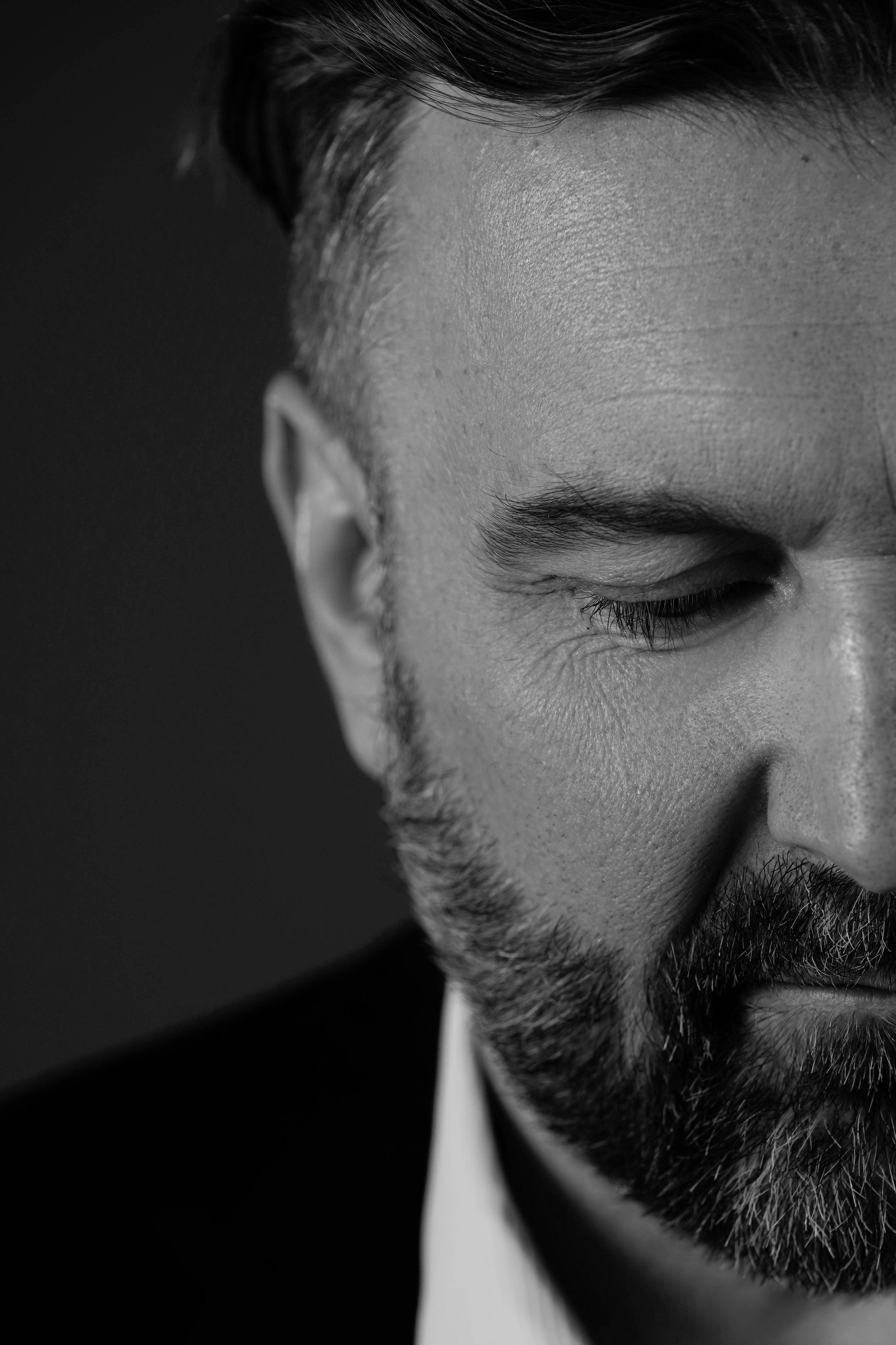 Черно-белый портрет мужчины. Фотограф Анна Калинцева