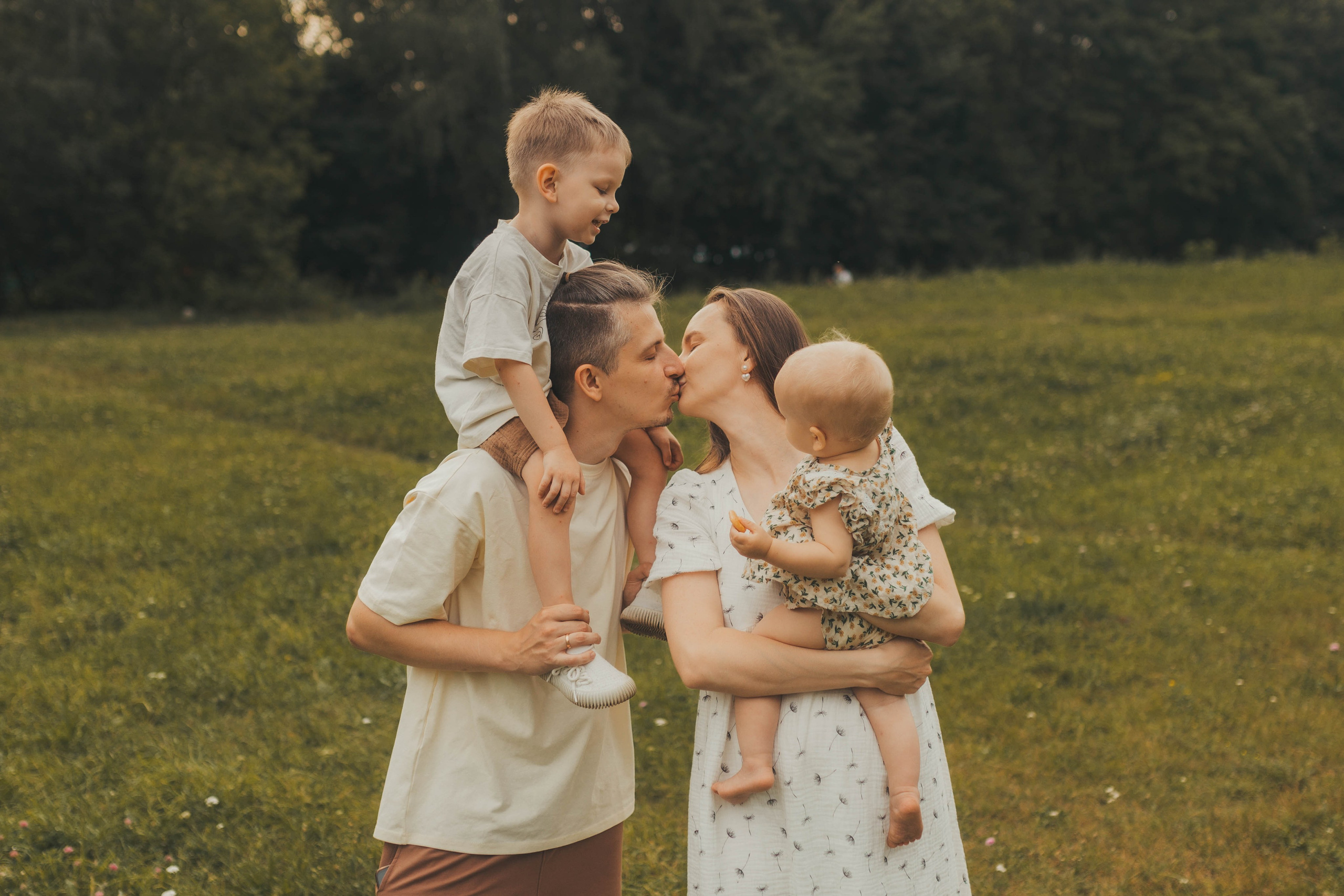 Лена с семьей. Семейный фотограф Алина Демидова. Королев