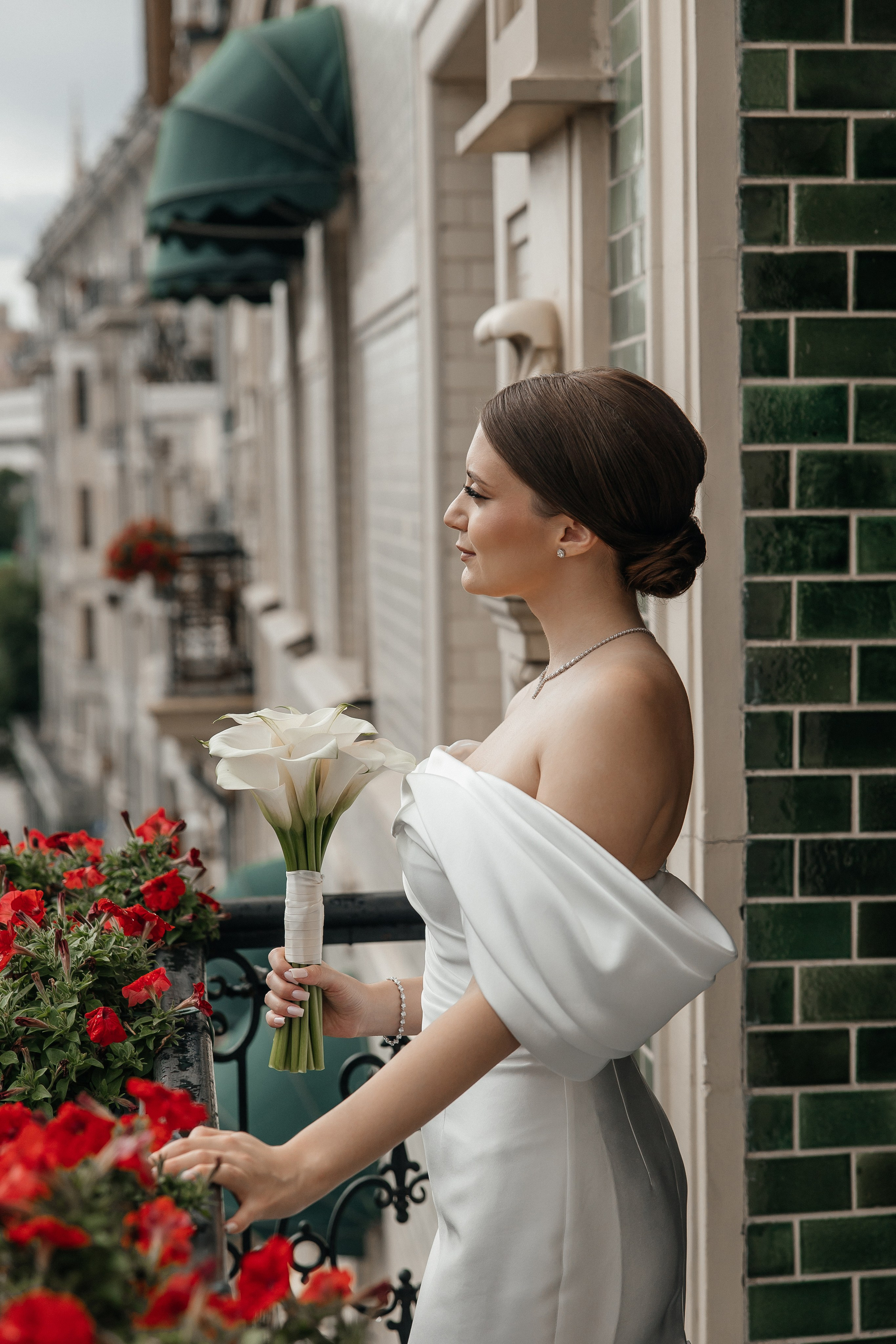 свадебная фотосессия на балконе в отеле Hartwell Хартвел в Москве