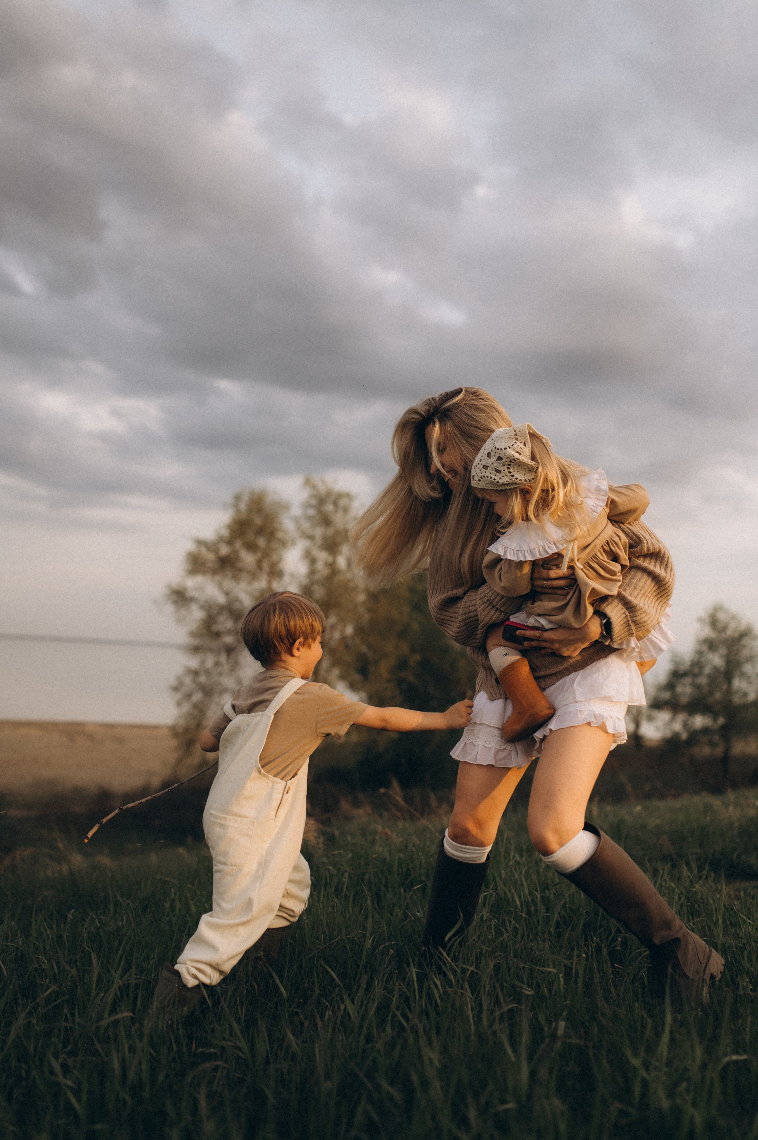 ЗАКАТ, КОМАРЫ И НЕПРОМОКАЕМЫЕ САПОГИ. Семейный фотограф в Новосибирске Женя Индрикова