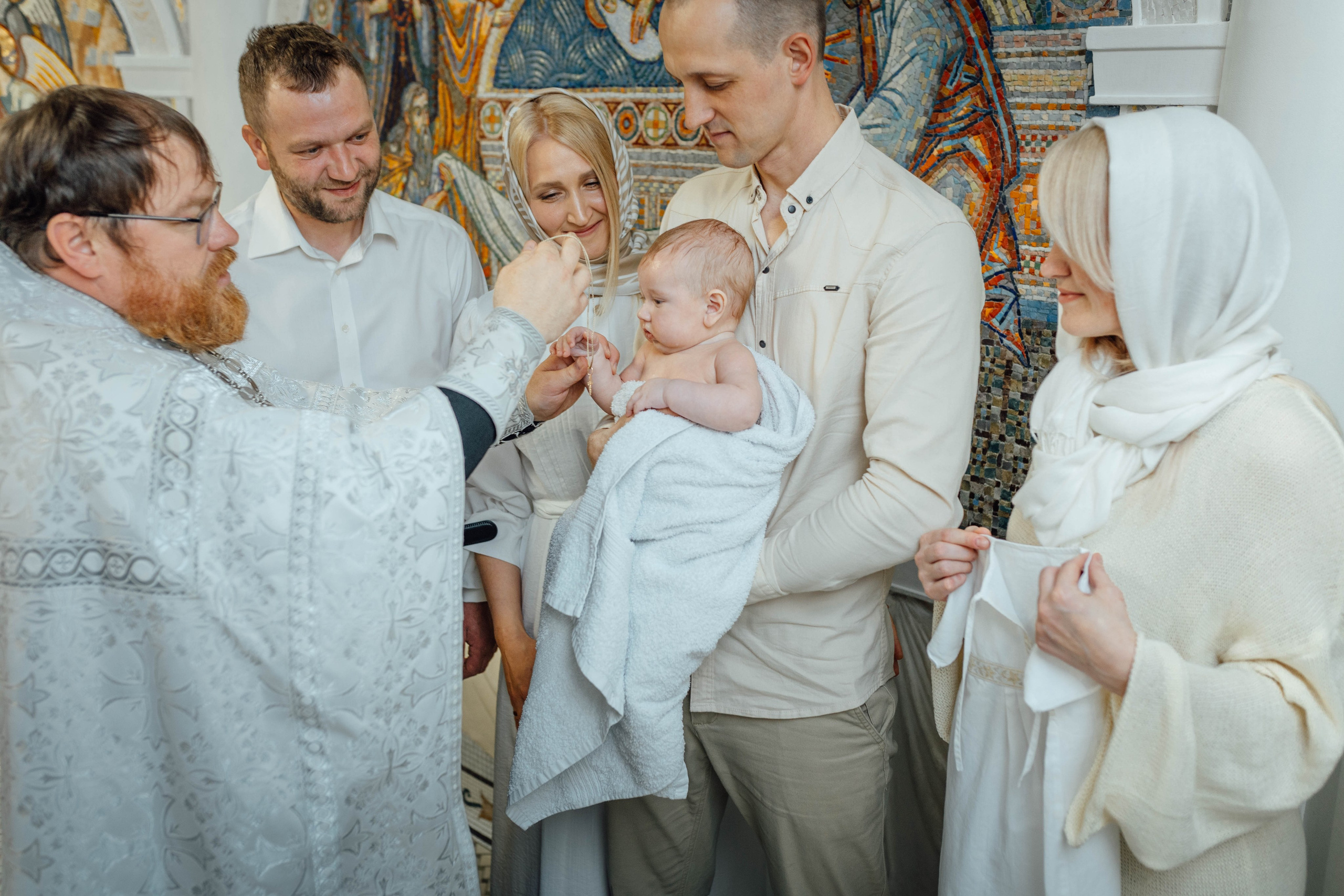 Крещение Мирона, храм Святой Троицы, апрель 2026. Свадебный и семейный фотограф Минск, Вера Климович