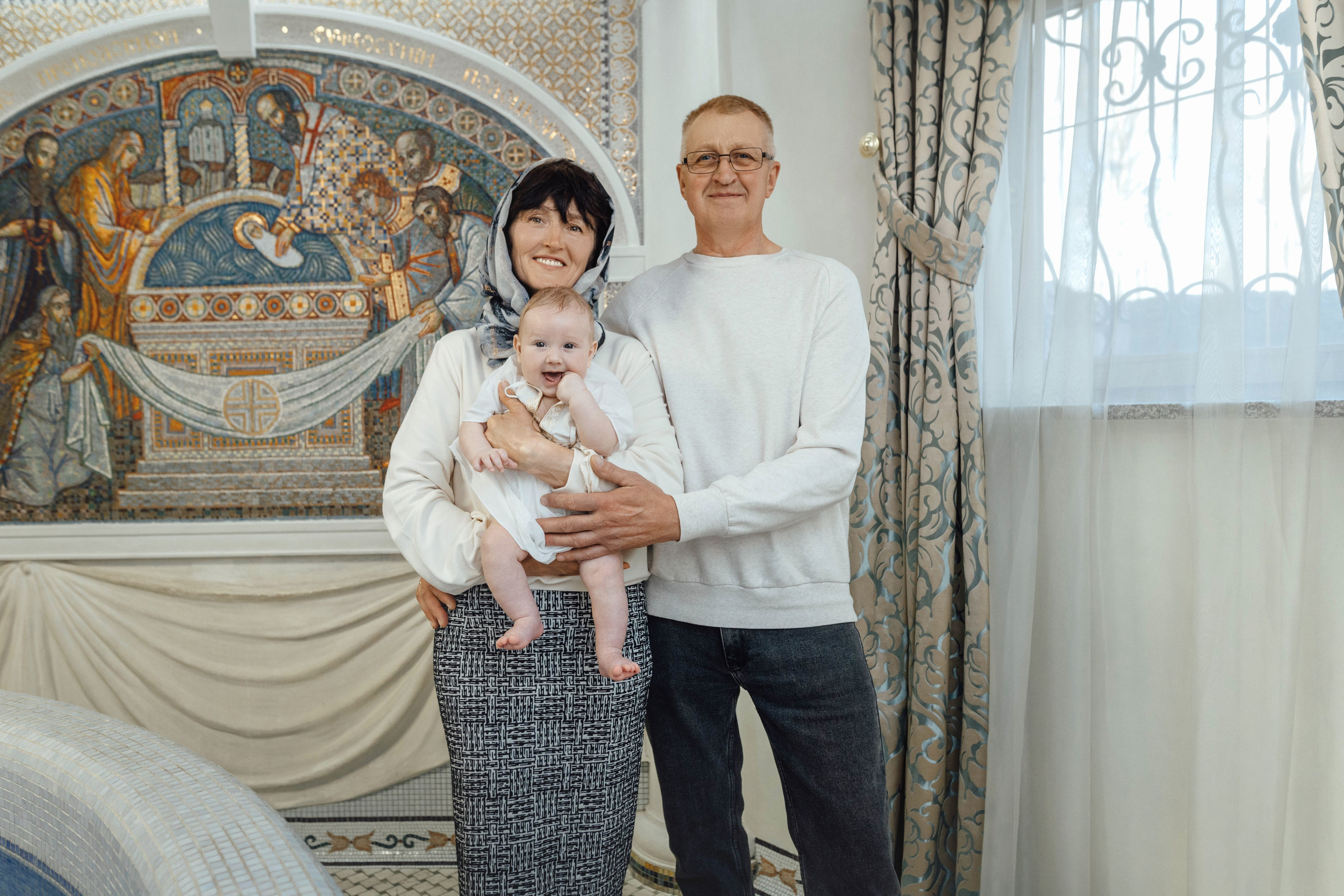 Крещение Мирона, храм Святой Троицы, апрель 2026. Свадебный и семейный фотограф Минск, Вера Климович