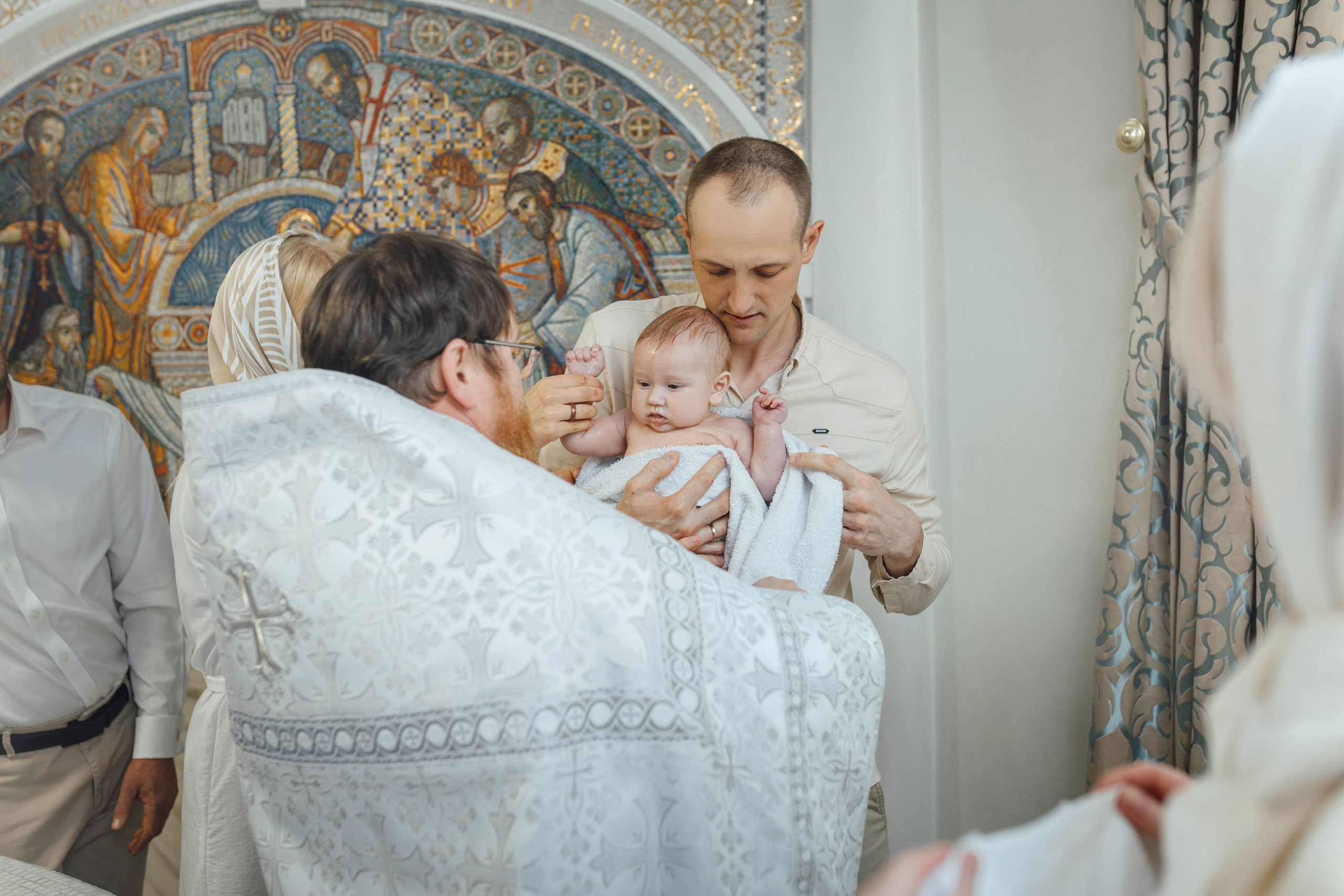 Крещение Мирона, храм Святой Троицы, апрель 2026. Свадебный и семейный фотограф Минск, Вера Климович