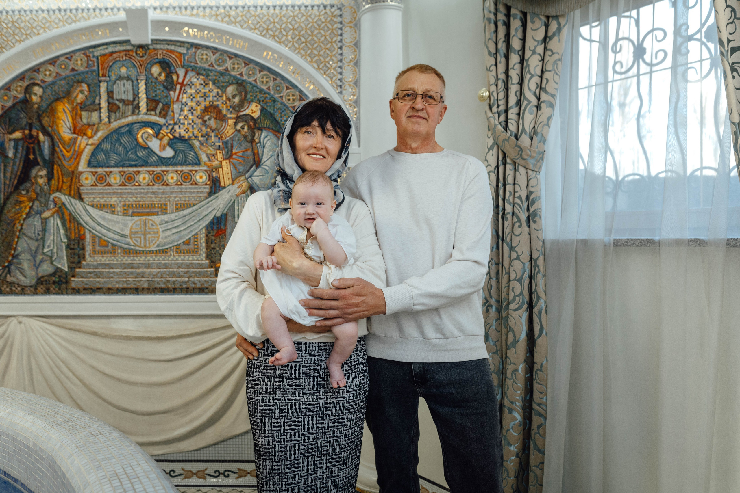 Крещение Мирона, храм Святой Троицы, апрель 2026. Свадебный и семейный фотограф Минск, Вера Климович