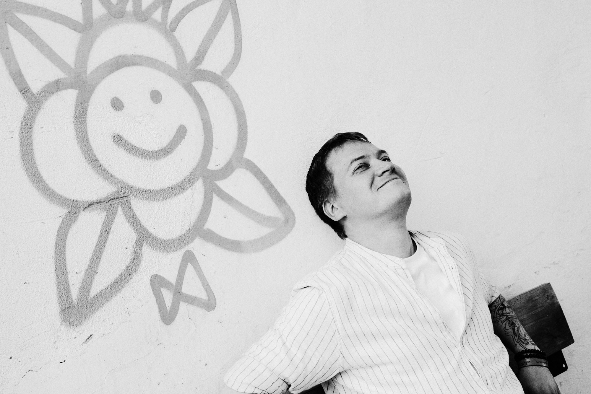 Уличная мужская летняя фотосессия в центре Тюмени. Портретный фотограф Тюмень Дарья Мустафина