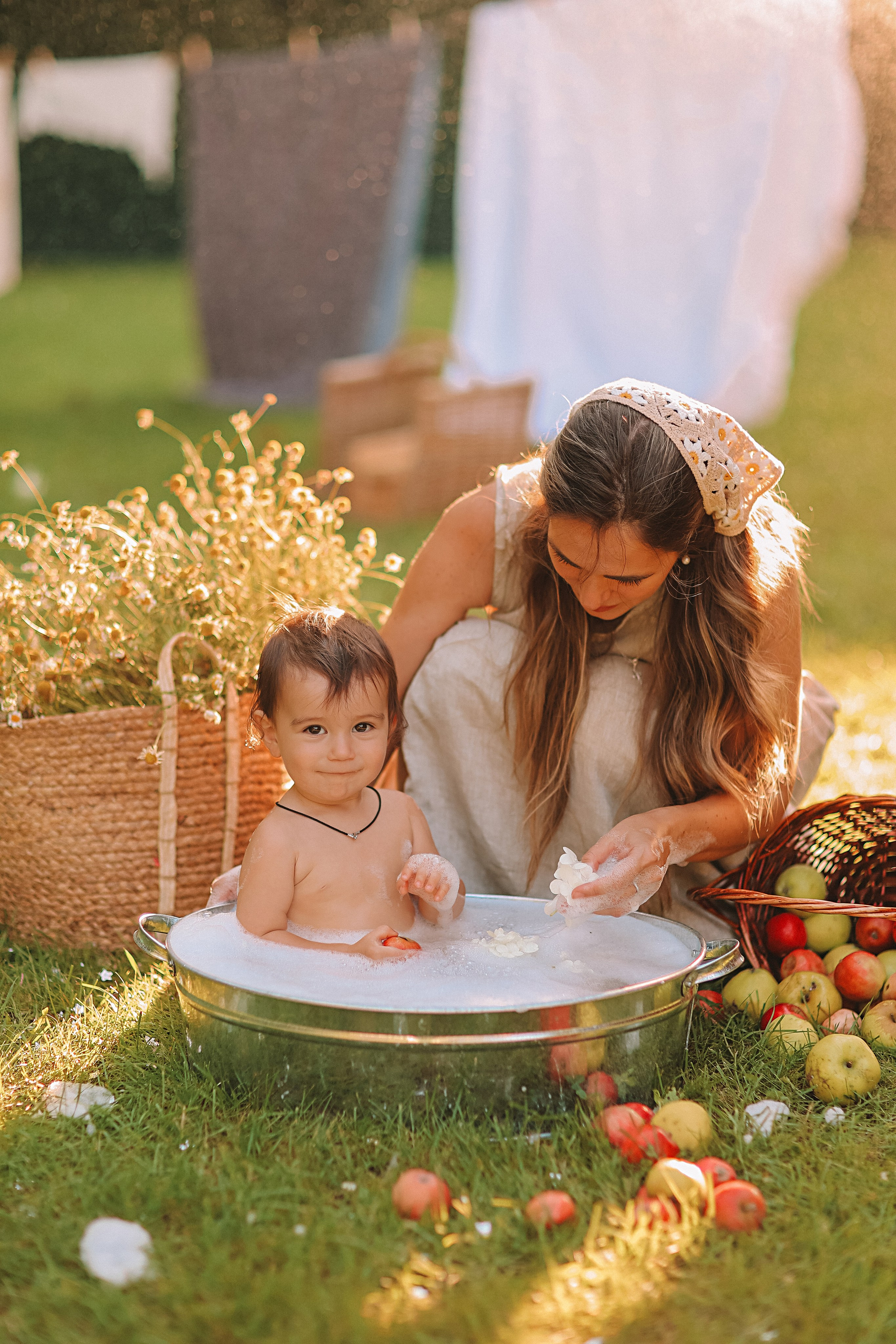 Стирка у дома. Семейный фотограф Тюмень, фотограф на роды Салмина Мария