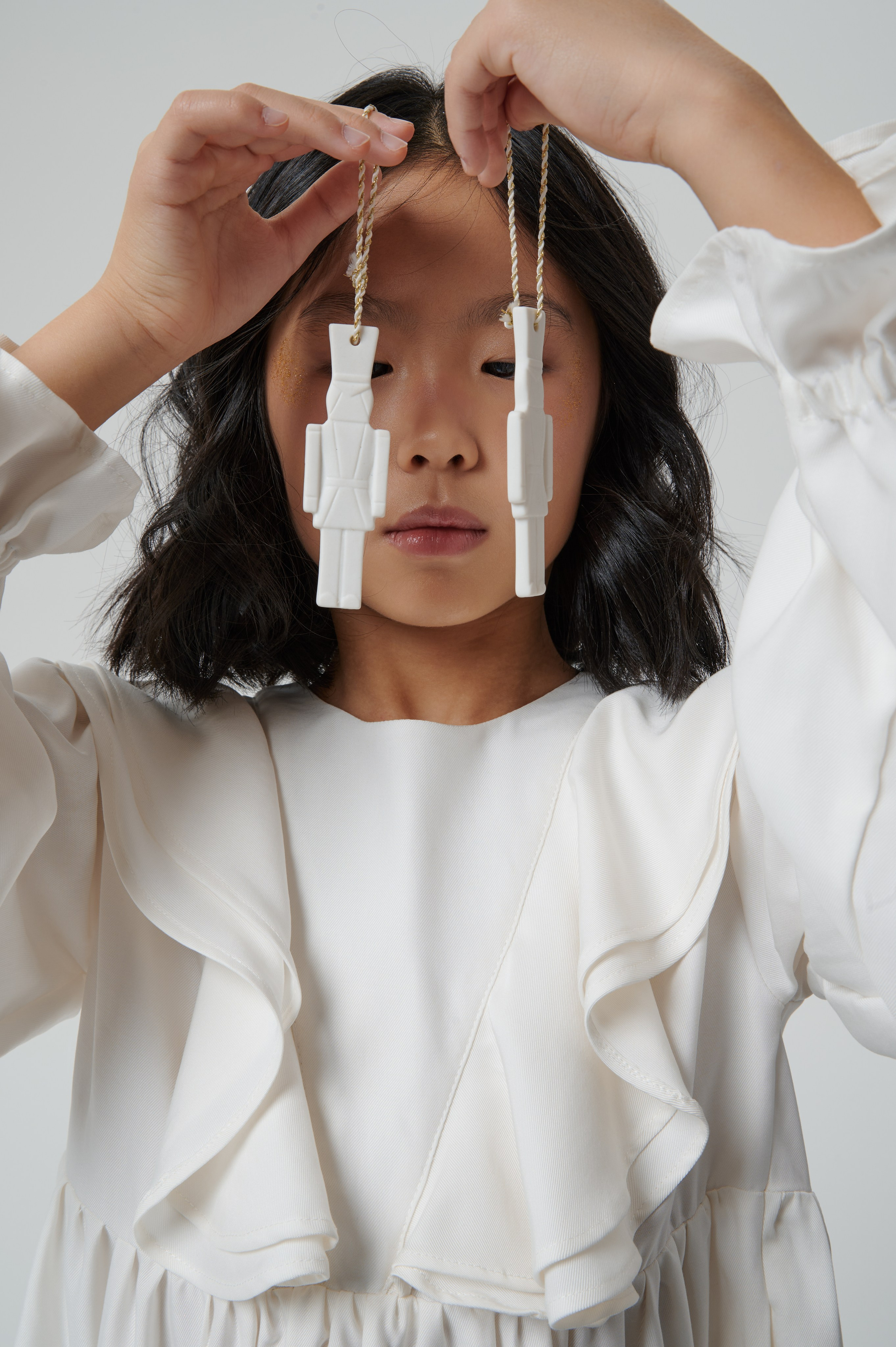 Каталожная съёмка для бренда одежды — Nunkie StoreПрофессиональная студийная съёмка для интернет-магазина. Задача — показать посадку, фактуру и детали одежды на модели в нейтральной среде. Чистый фоновый свет, ровные ракурсы и фокус на товаре — идеальный формат для маркетплейсов и брендовых сайтов.Съёмка проведена с учётом требований к каталожным фотографиям: минимализм, читаемость силуэта, точная цветопередача. Благодаря продуманной световой схеме съёмка прошла быстро и эффективно. Также обеспечил техническую реализацию света как гафер.