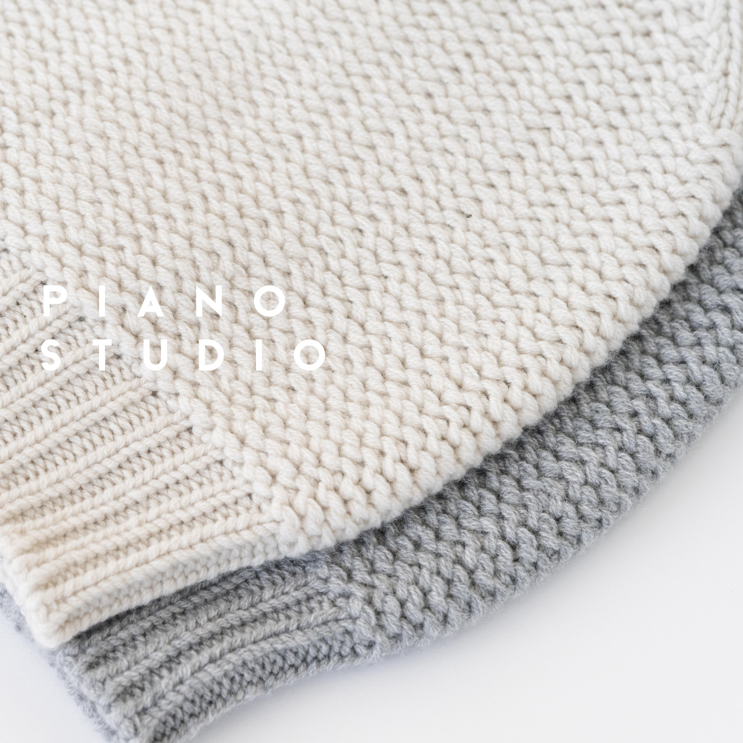 Предметная фотосъёмка одежды — стопка трикотажных свитеров в пастельных оттенках, студийная подача.