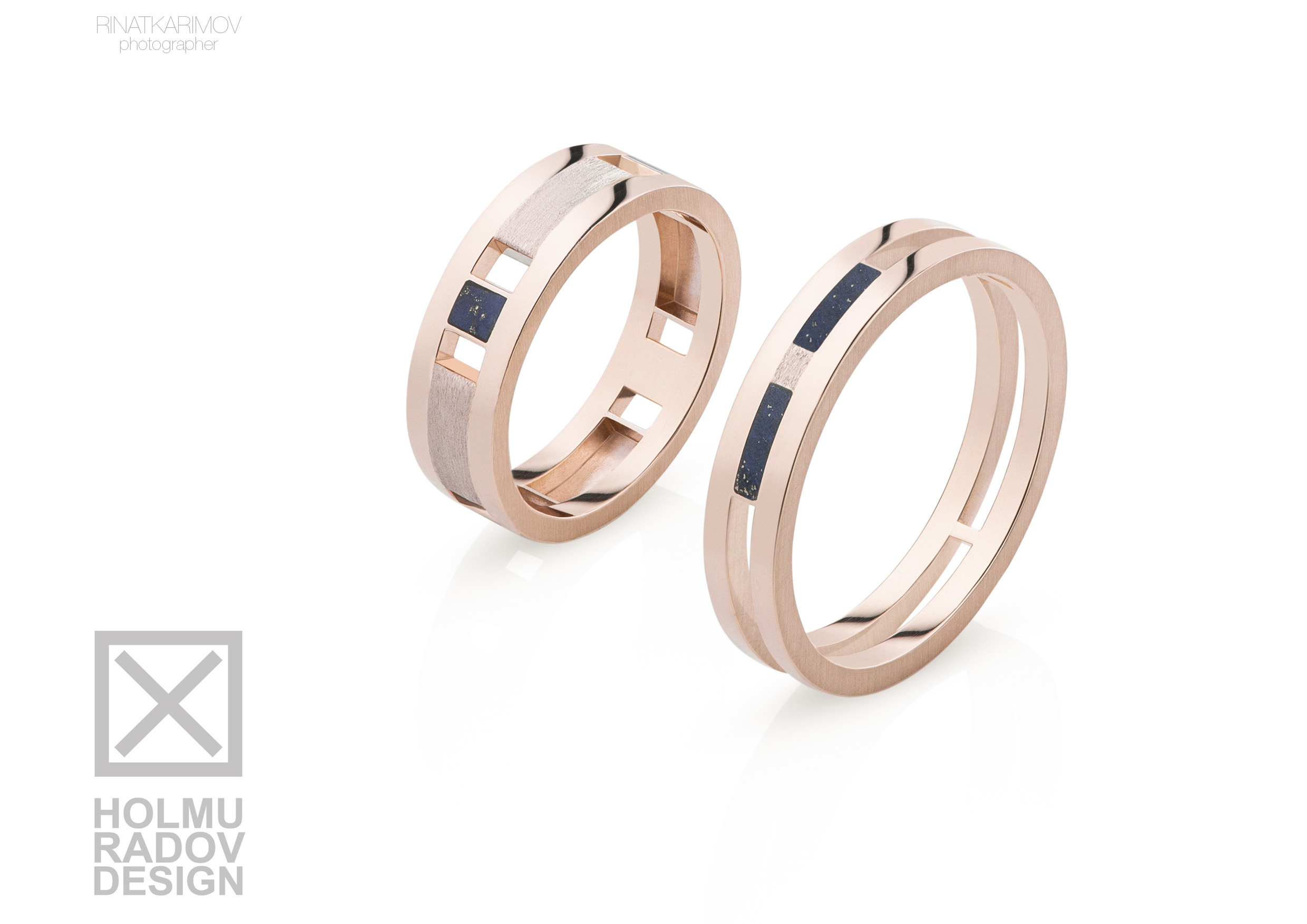 Профессиональная предметная фотосъёмка пары обручальных колец из розового золота с вставками из лазурита и матированного металла, вид под углом, для каталога интернет-магазина и презентаций бренда.