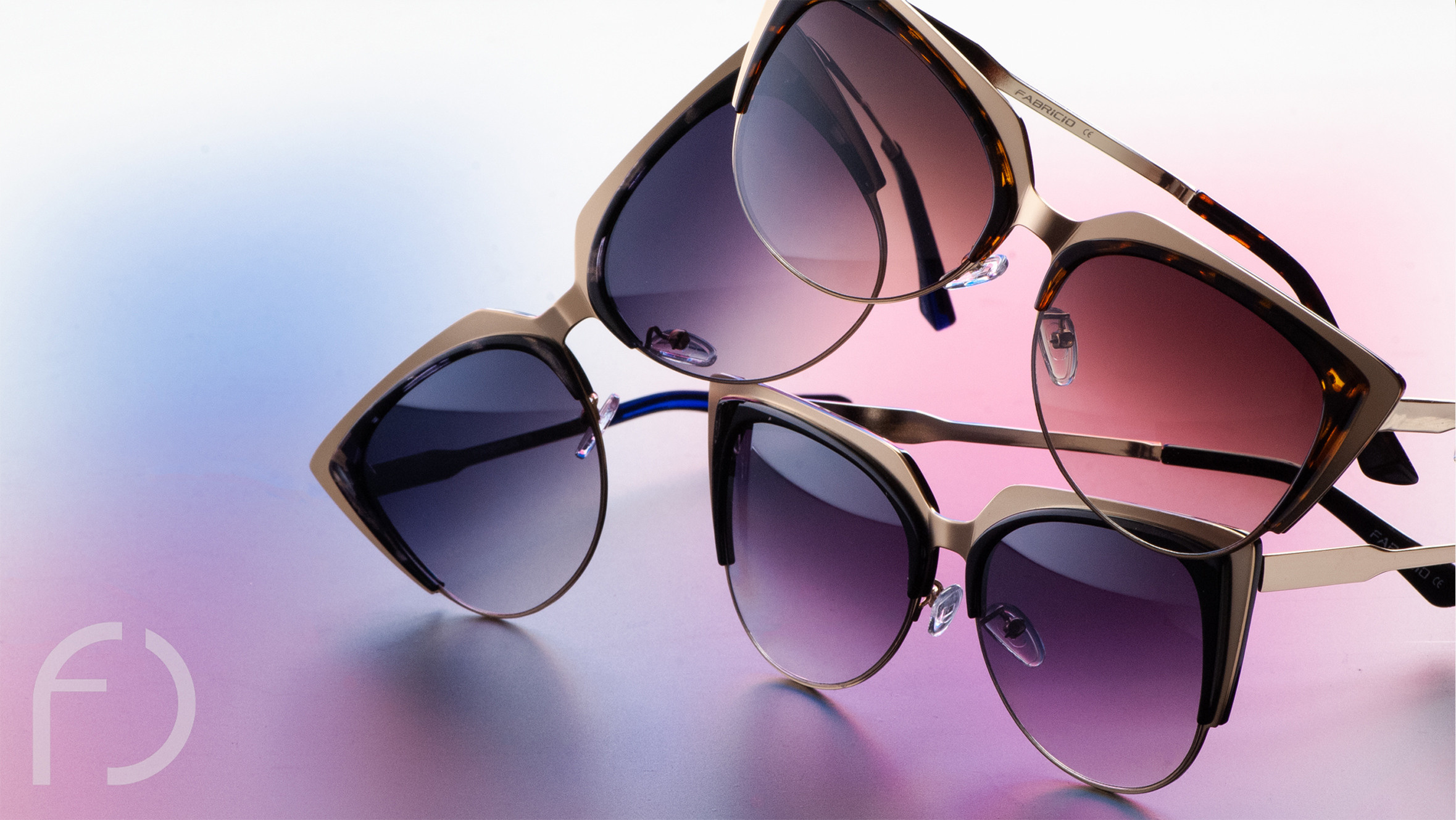 Художественная фотосъёмка очков Fabricio — цветной студийный свет, отражения, премиальный стиль.