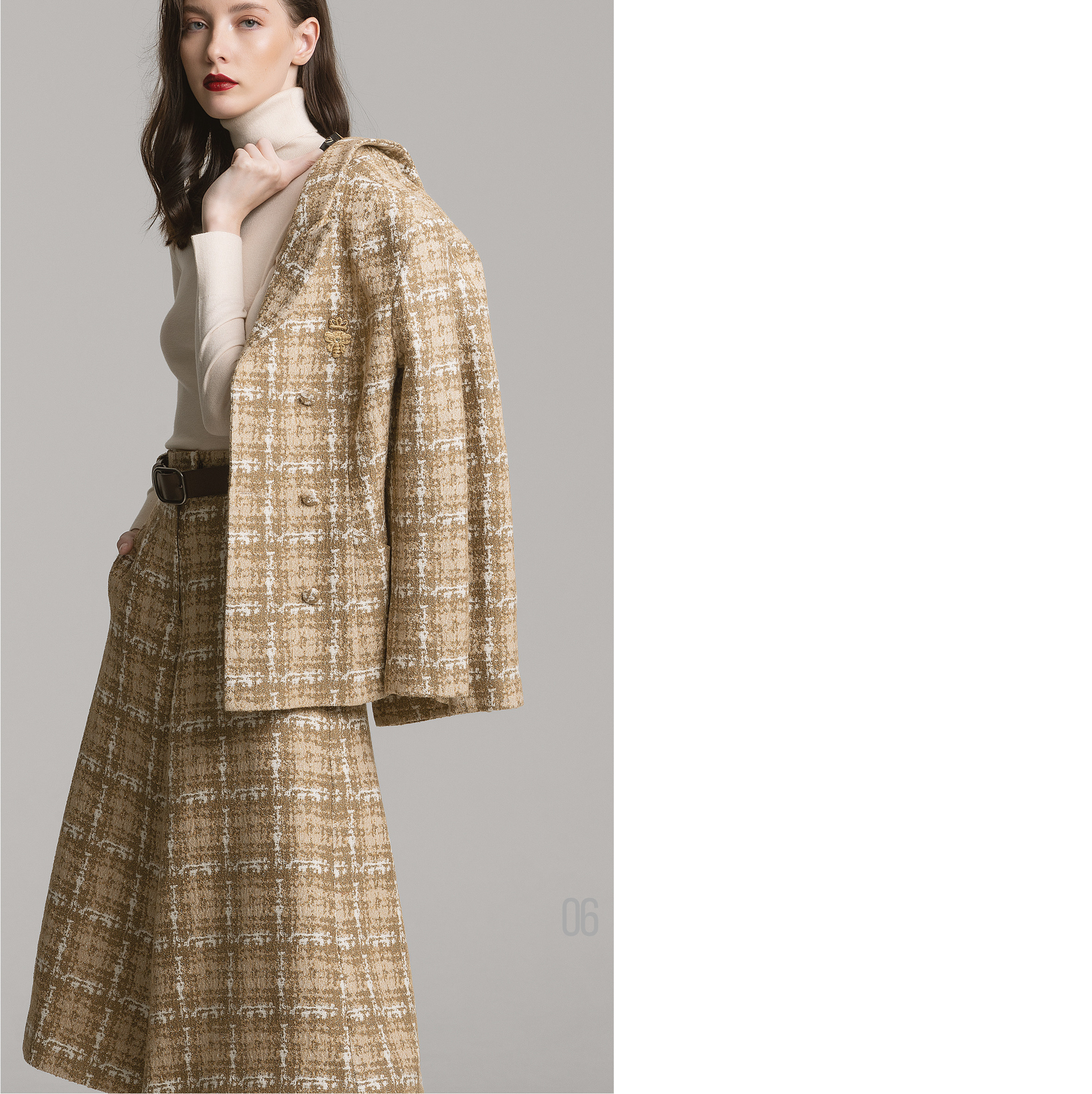 Профессиональная студийная фотосъёмка одежды — жакет на плечах, элегантный стиль, lookbook Алматы.