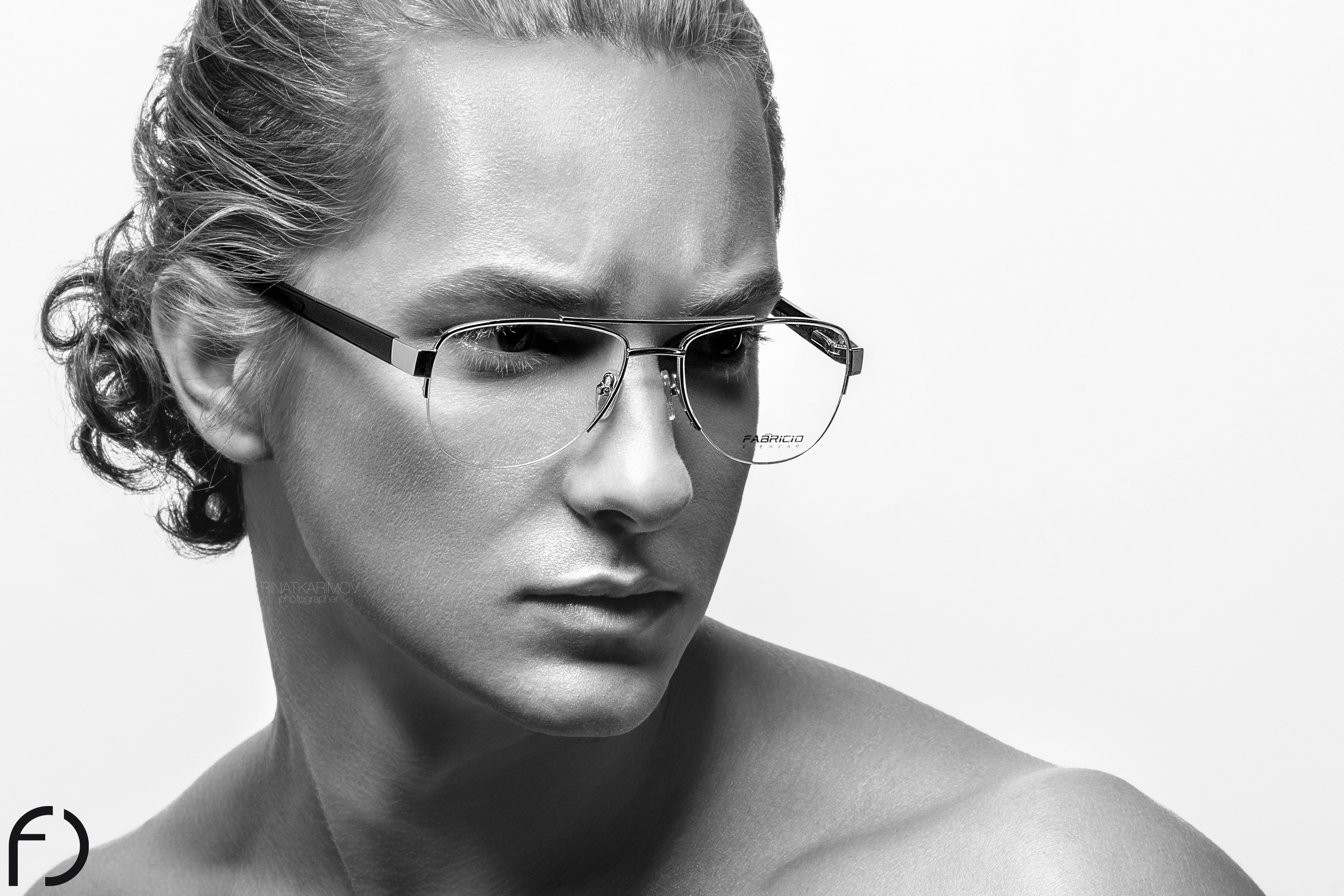 Профессиональная фотосъёмка Fabricio в Ташкенте — мужской чёрно-белый портрет в очках, минимализм, студийный свет.