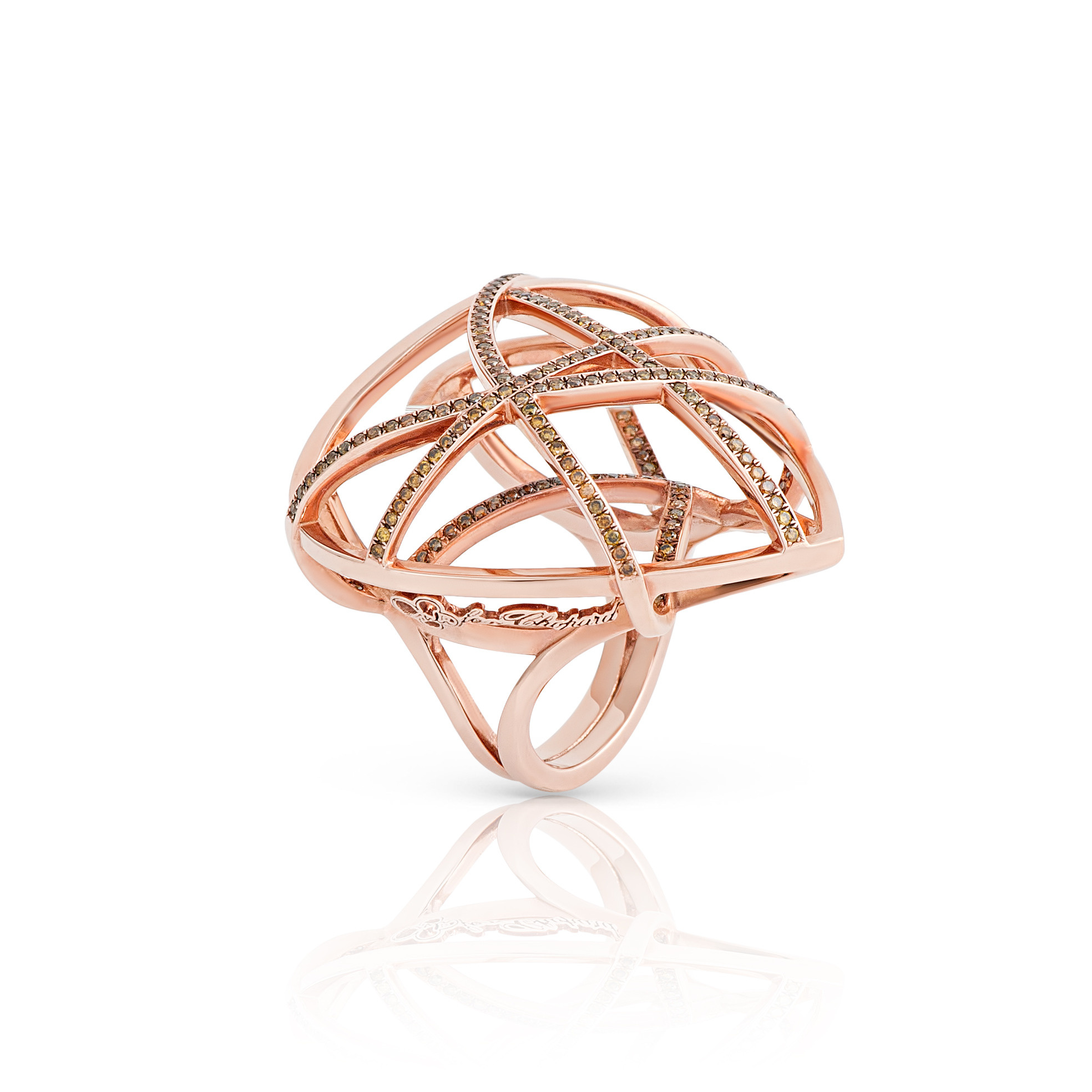 Рекламная студийная съёмка кольца с бриллиантами в белом золоте, ювелирная композиция с мягким отражением