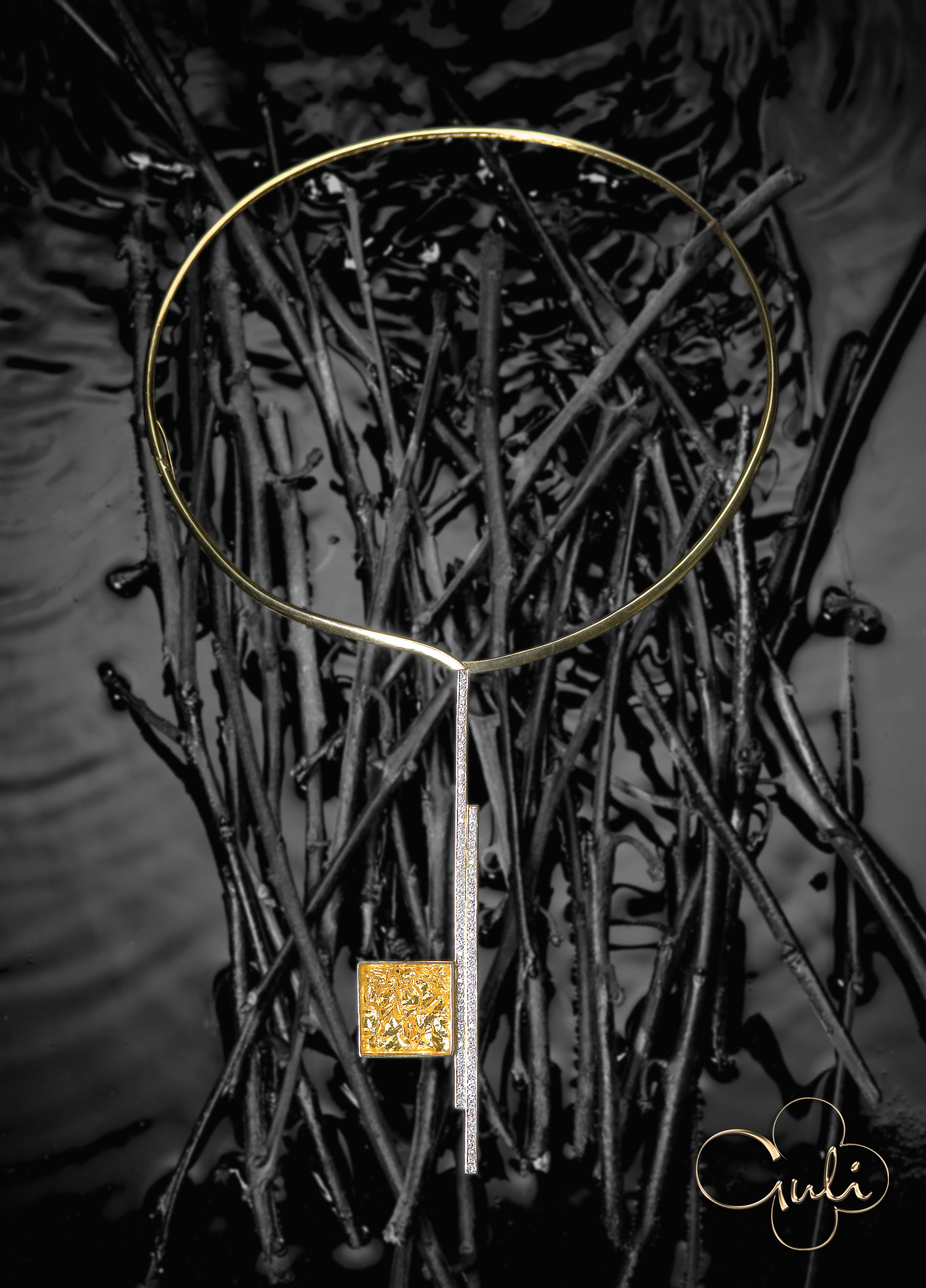 Профессиональная рекламная фотосъёмка Guli в Ташкенте — золотое ювелирное изделие на чёрном контрастном фоне. Фото для каталога, брендбука и рекламной кампании.