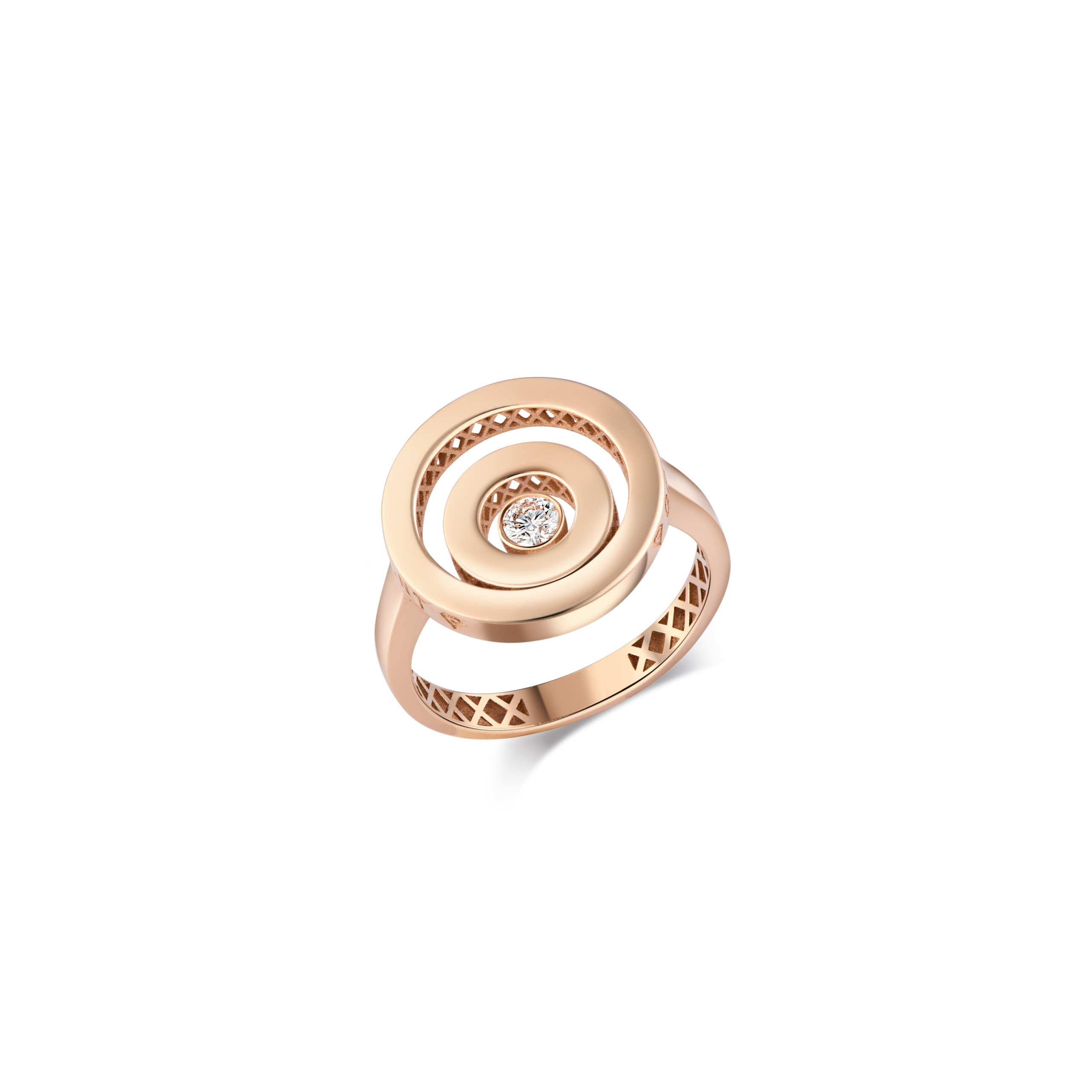 Каталожная фотосъёмка кольца из розового золота с бриллиантом в минималистичном дизайне, ракурс под углом для передачи объёма, для презентаций бренда.