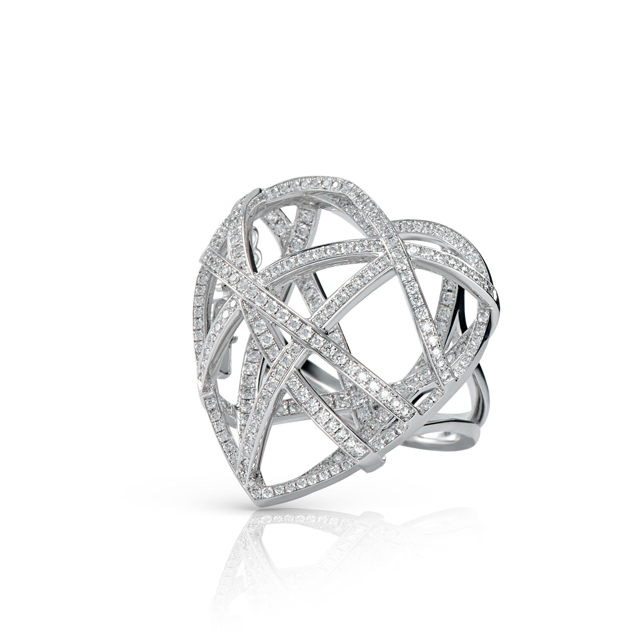 Профессиональная предметная фотосъёмка серёжек в форме сердца с бриллиантами в белом золоте, студийный свет и акцент на деталях