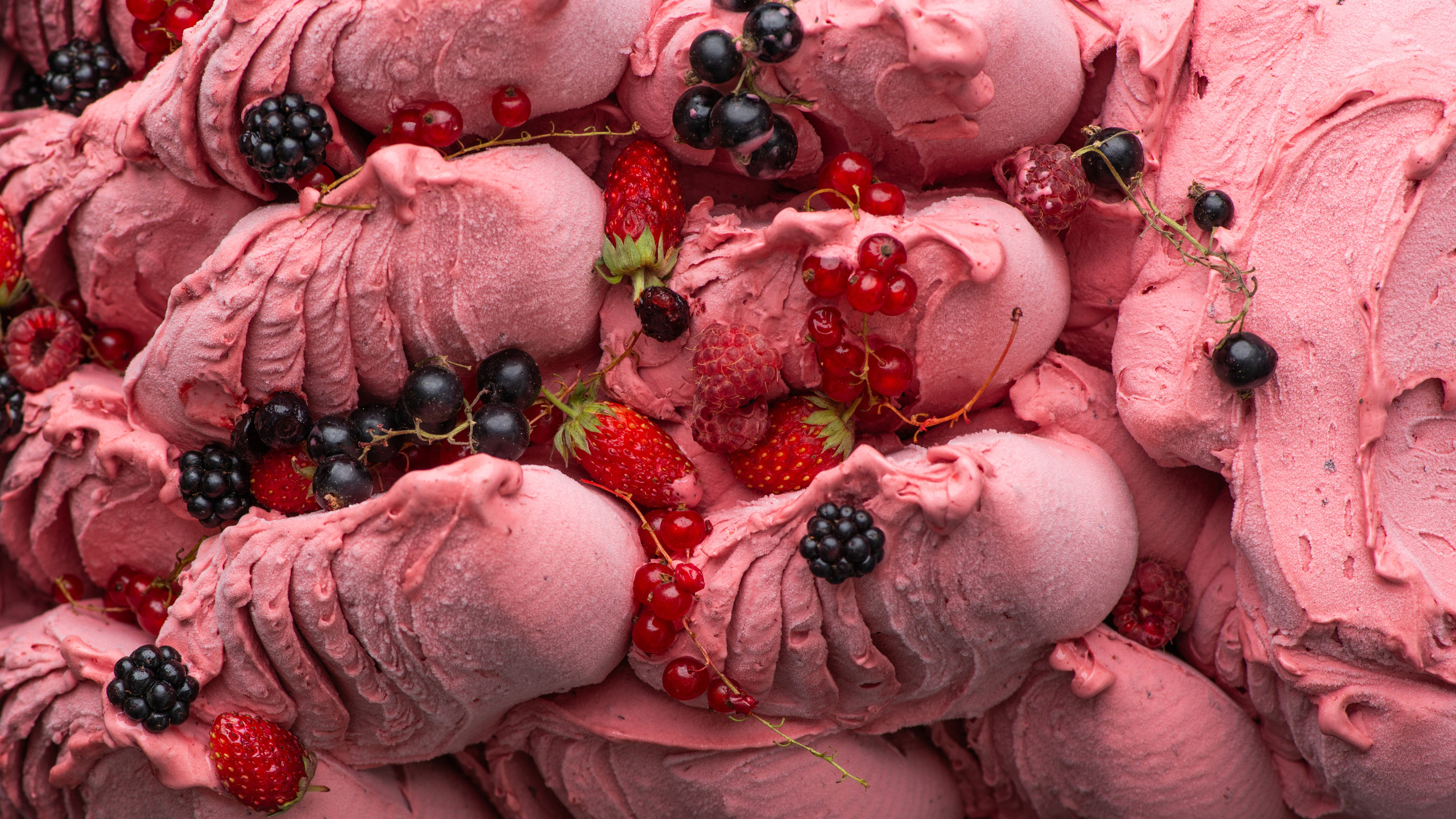 Студийная фуд-фотография в Алматы — розовое мороженое с ягодами, рекламная съёмка для VANILLI