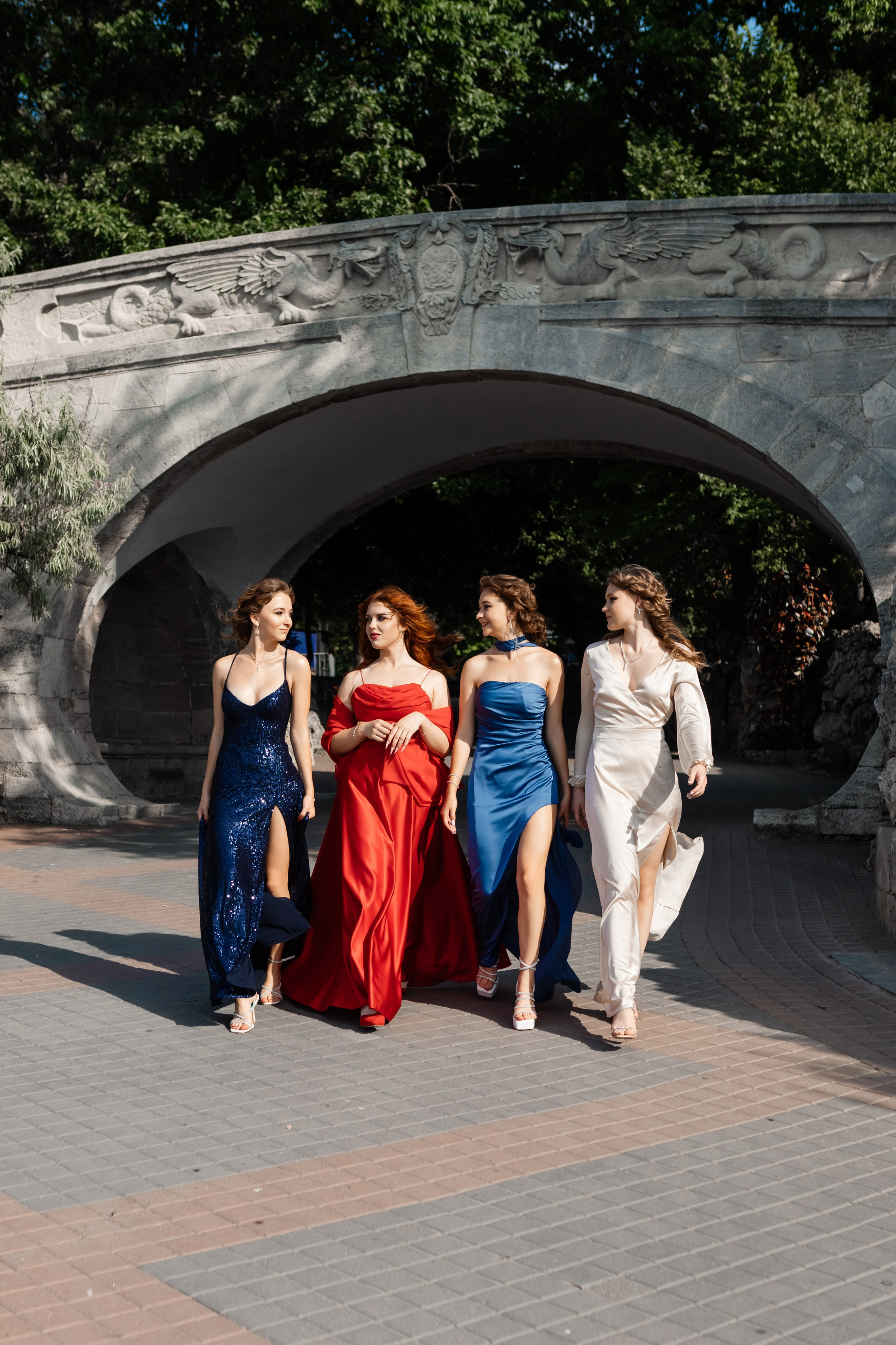 Фотосессия девушек выпускниц в вечерних платьях. Свадебный фотограф, фотосъемка в Крыму, Севастополе, Симферополе, Ялте