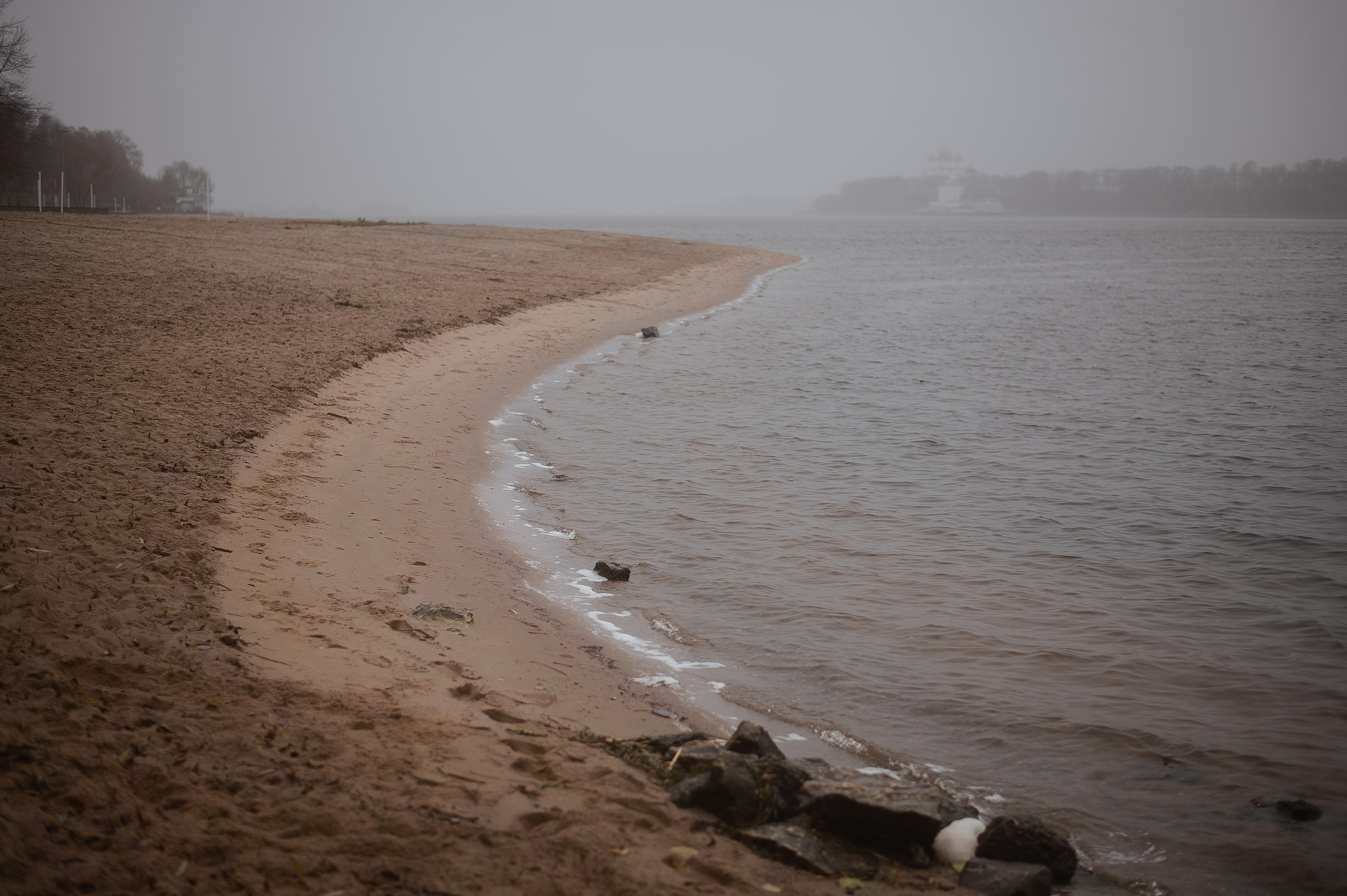 Арсений, пасмурная вода в осени. Свадебный фотограф в Ярославле Денис Медоваров