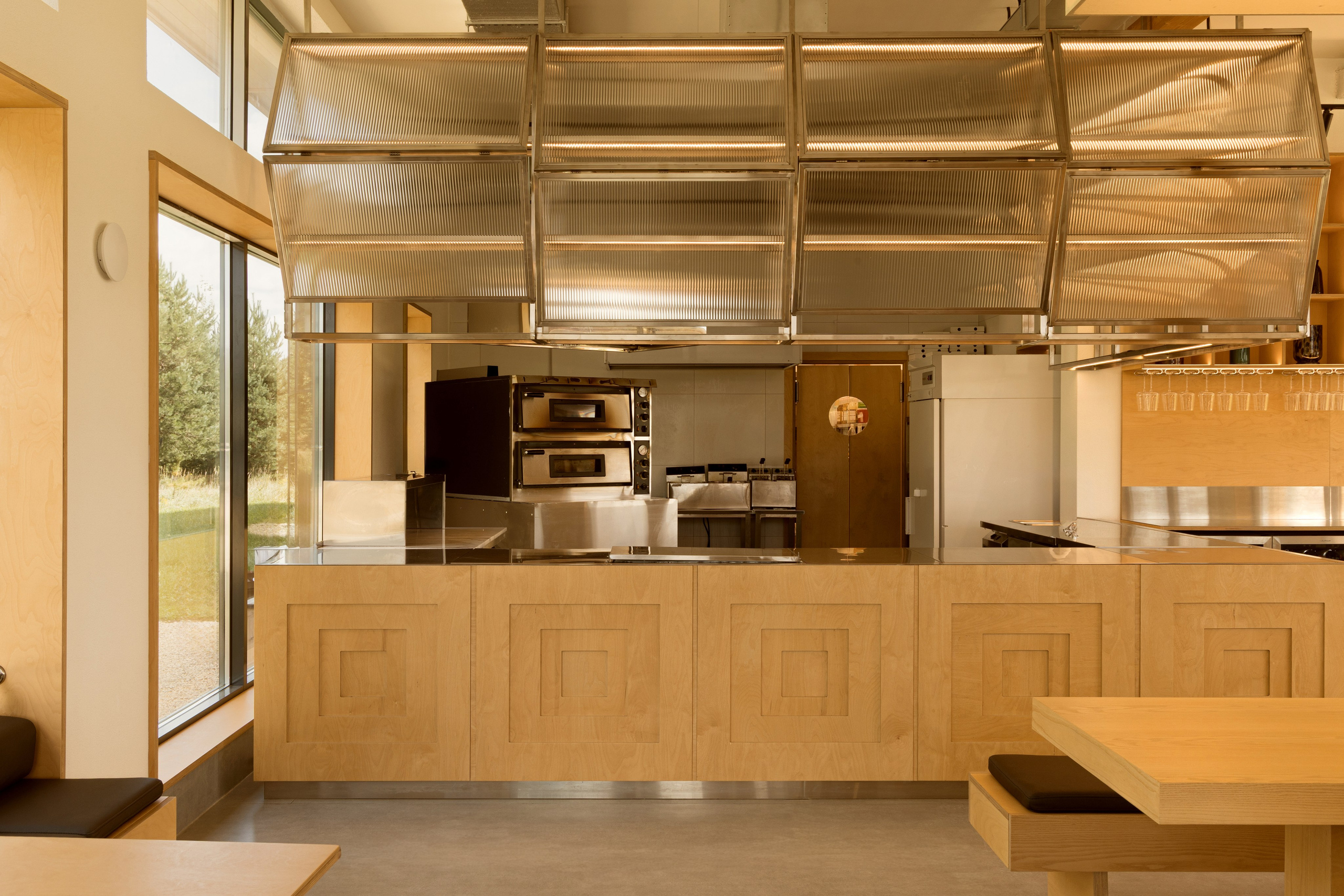 Модернистское кафе-пиццерия на природе: проект FruitDesign с акцентом на созерцание. Интерьерный фотограф в Нижнем Новгороде и Москве Владимир Гудков