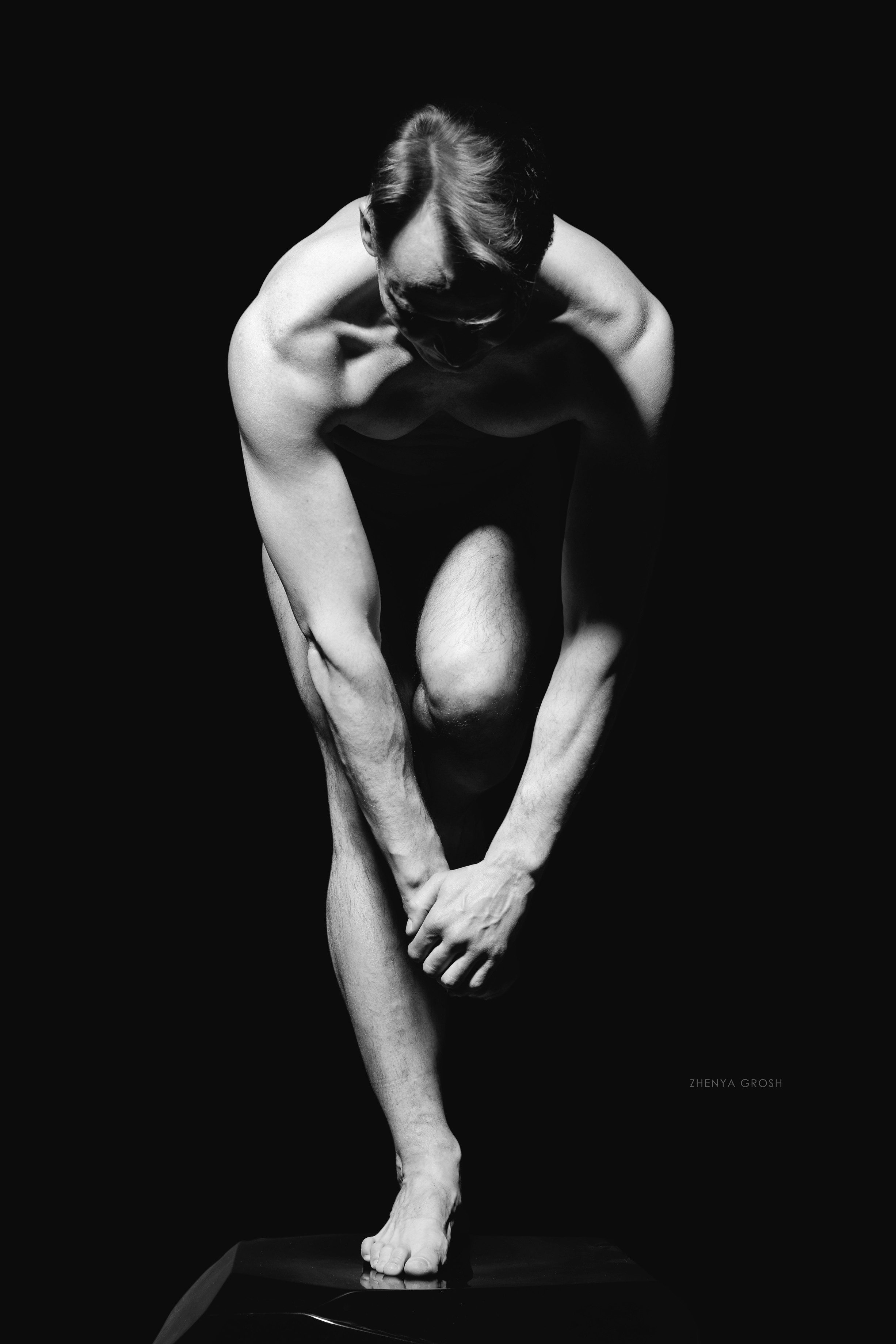 эротическая мужская фотосессия в студии черно-белое фото в низком ключе, обнаженный мужчина 