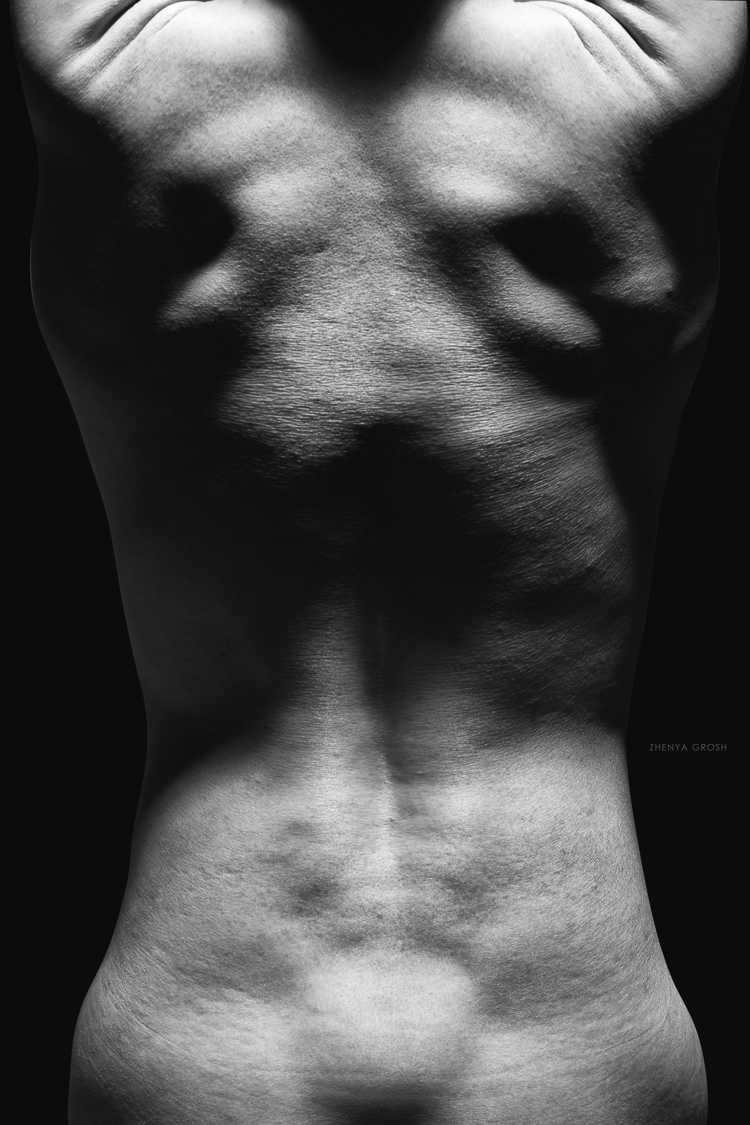 эротическая мужская фотосессия в студии черно-белое фото в низком ключе, обнаженный мужчина 