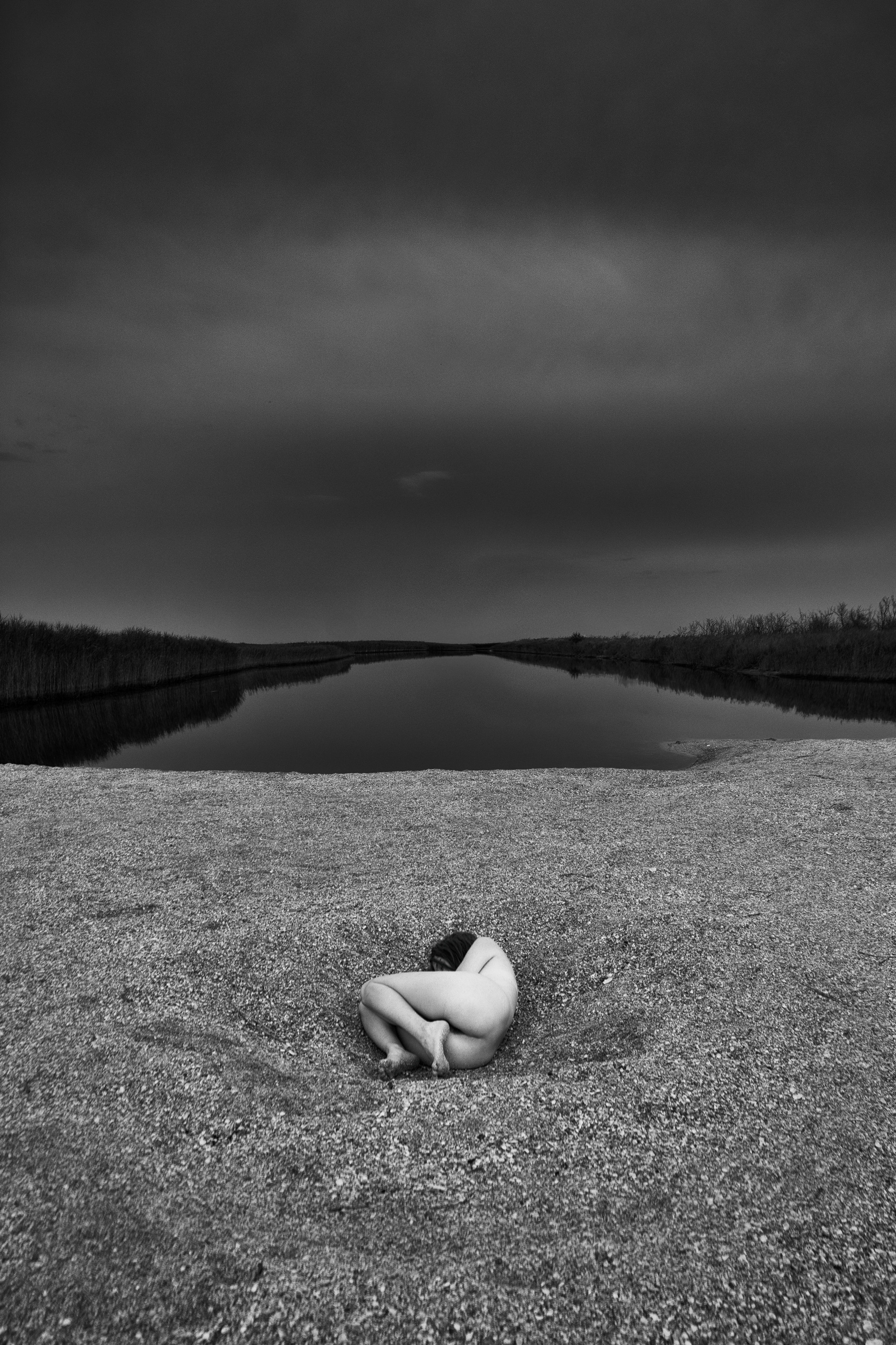 Ню фотосессия на природе голая девушка лежит в воде рядом с пляжем