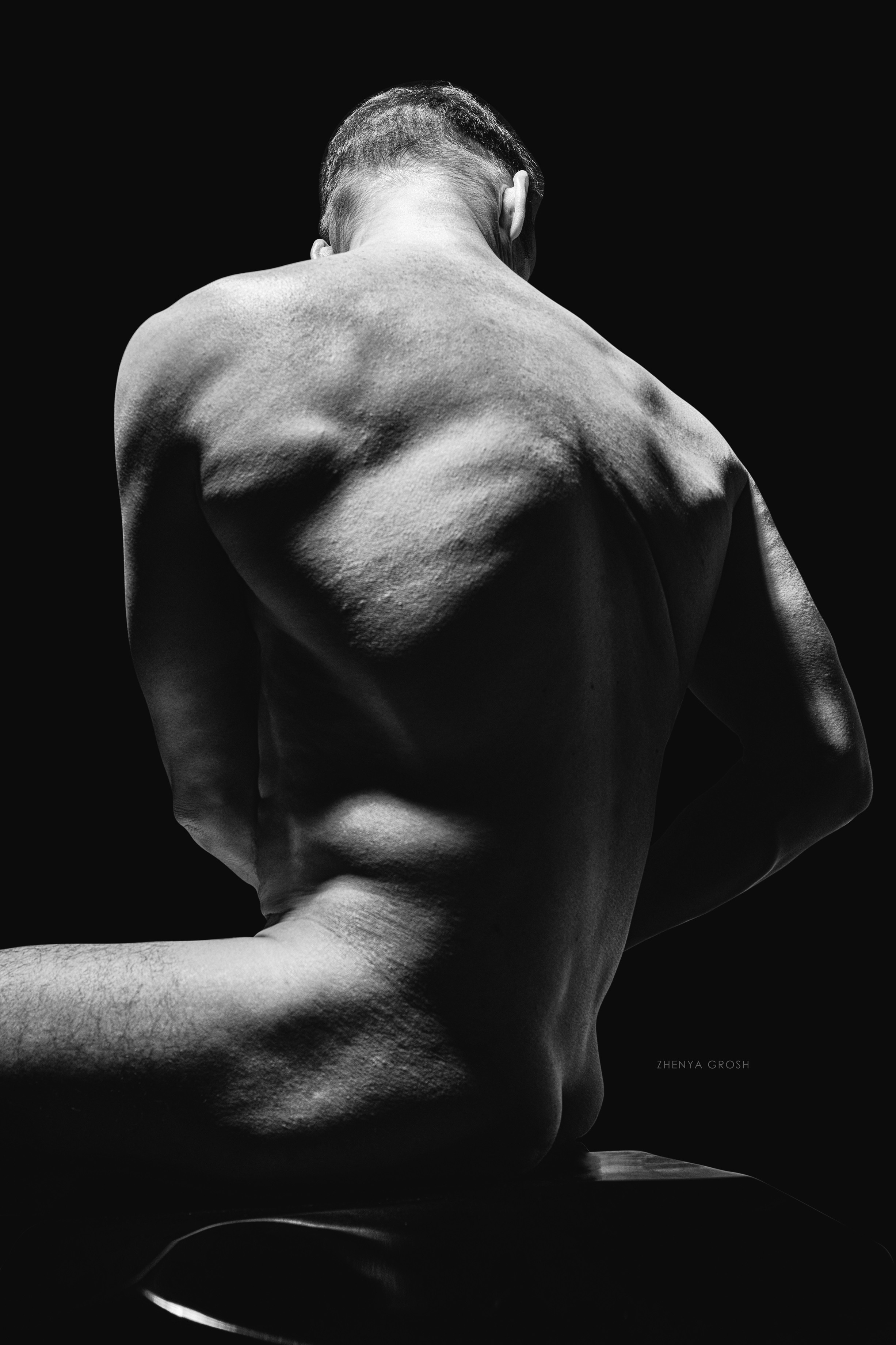 эротическая мужская фотосессия в студии черно-белое фото в низком ключе, обнаженный мужчина 