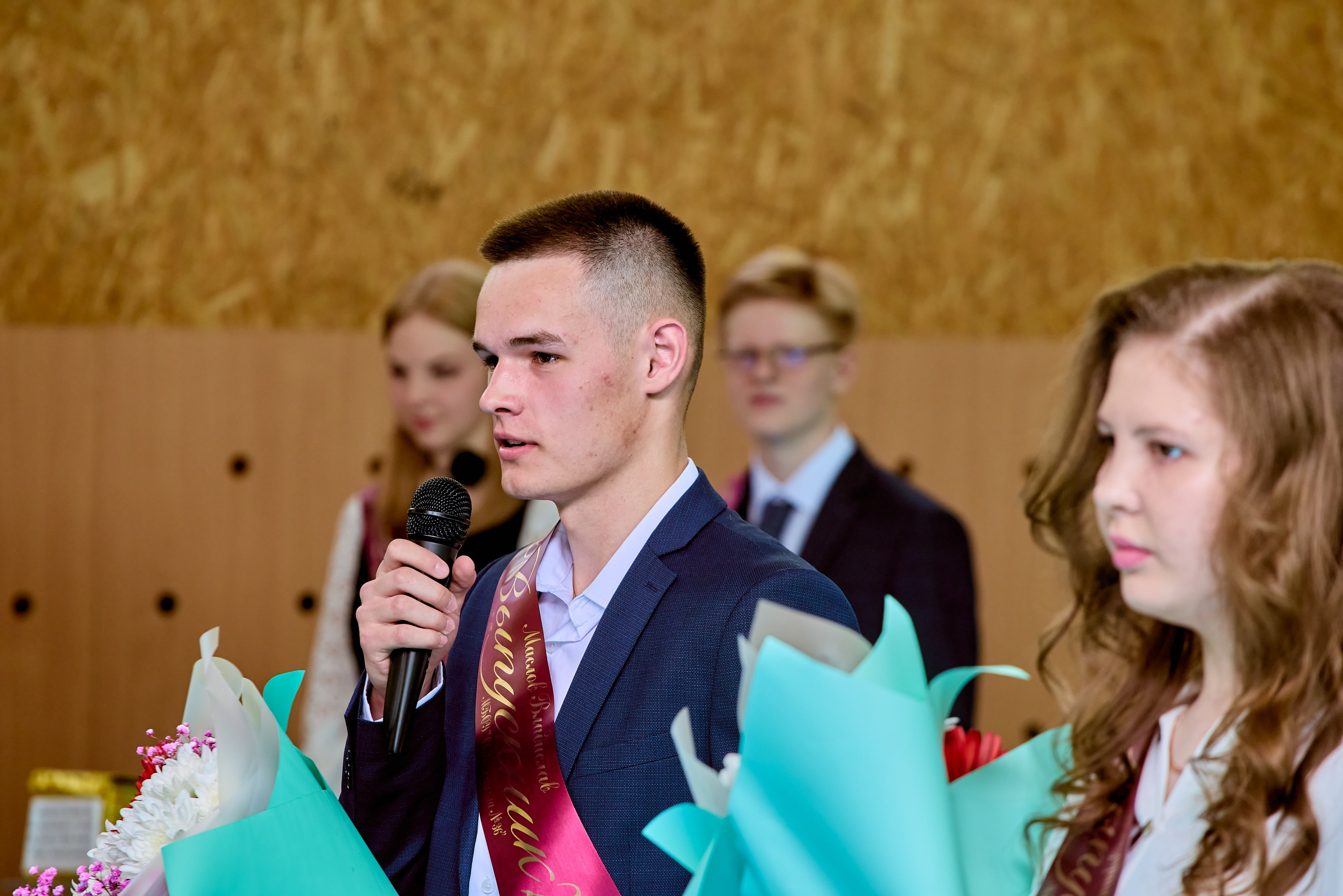 Последний звонок — светлый миг прощания с детством, фото Николая Голованова, г. Дзержинск.