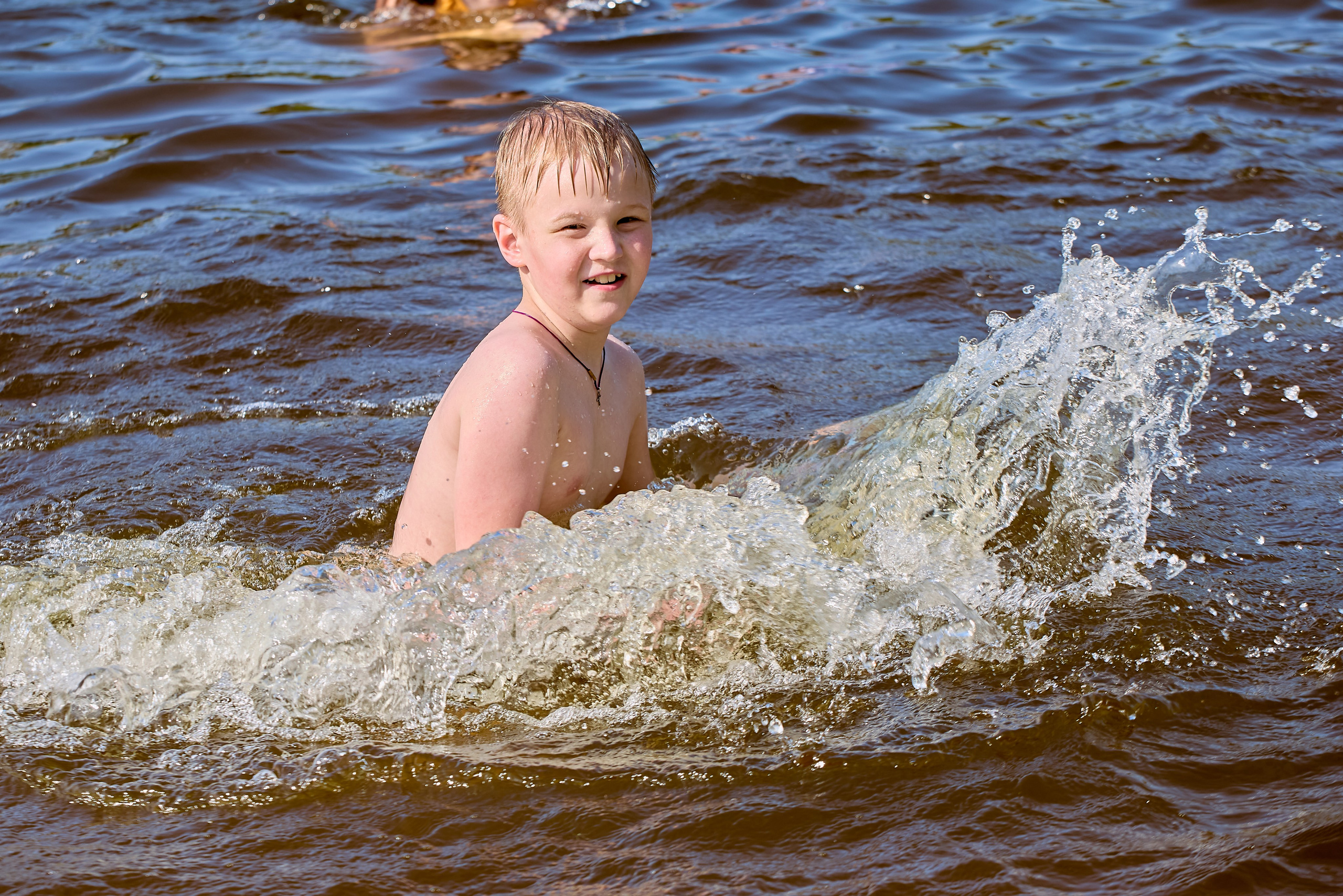 Малыш у воды — символ чистоты, света и Божьей любви, кадр православного фотографа Николая Голованова, г. Дзержинск.