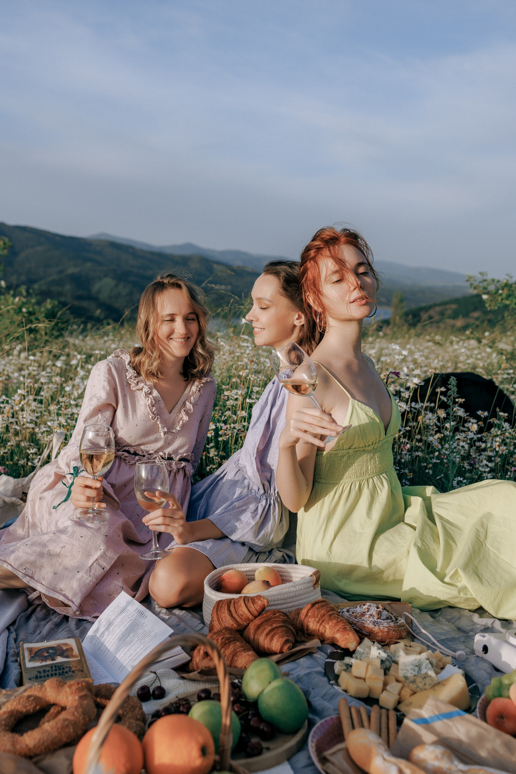 Picnic in the chamomile field in Georgia. Fedor Lemeshko — Destination Wedding and Family Lifestyle photographer