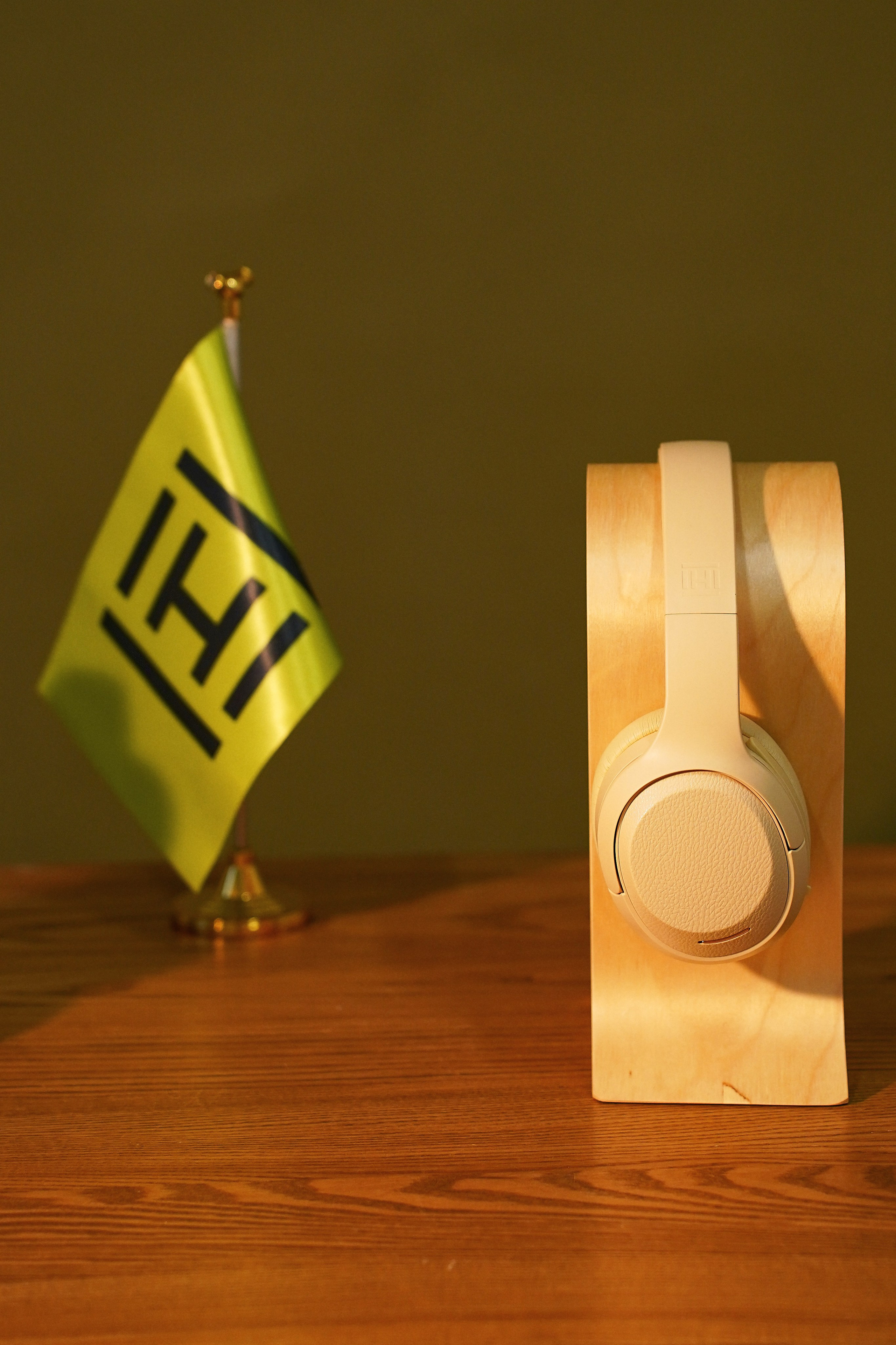 Наушники в интерьере. Фотограф