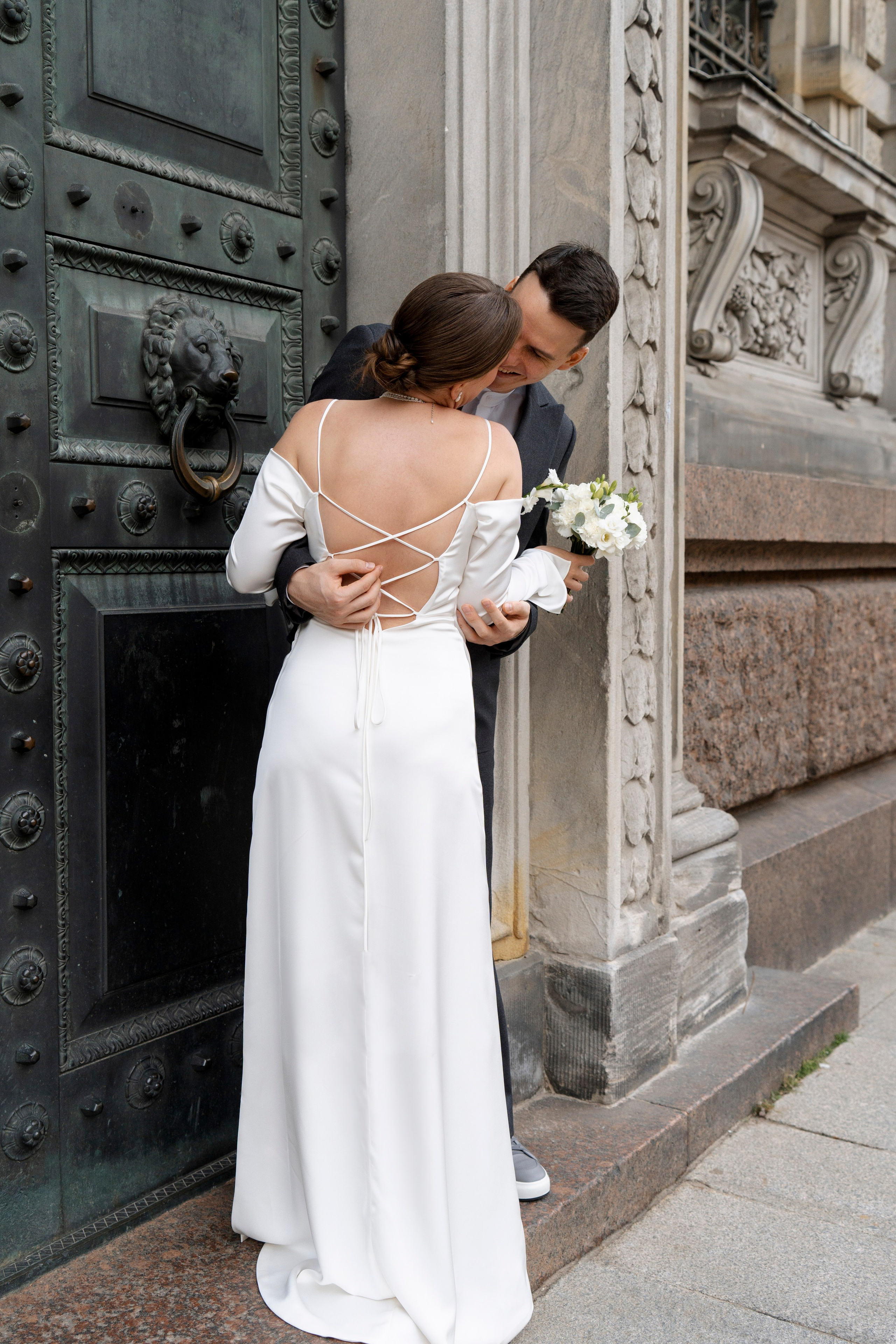 Лёня и Юля. Питер. От утра в отеле до вечеринки в ресторане на заливе. Цифра и плёнка. Свадебный фотограф Катерина Чулкова