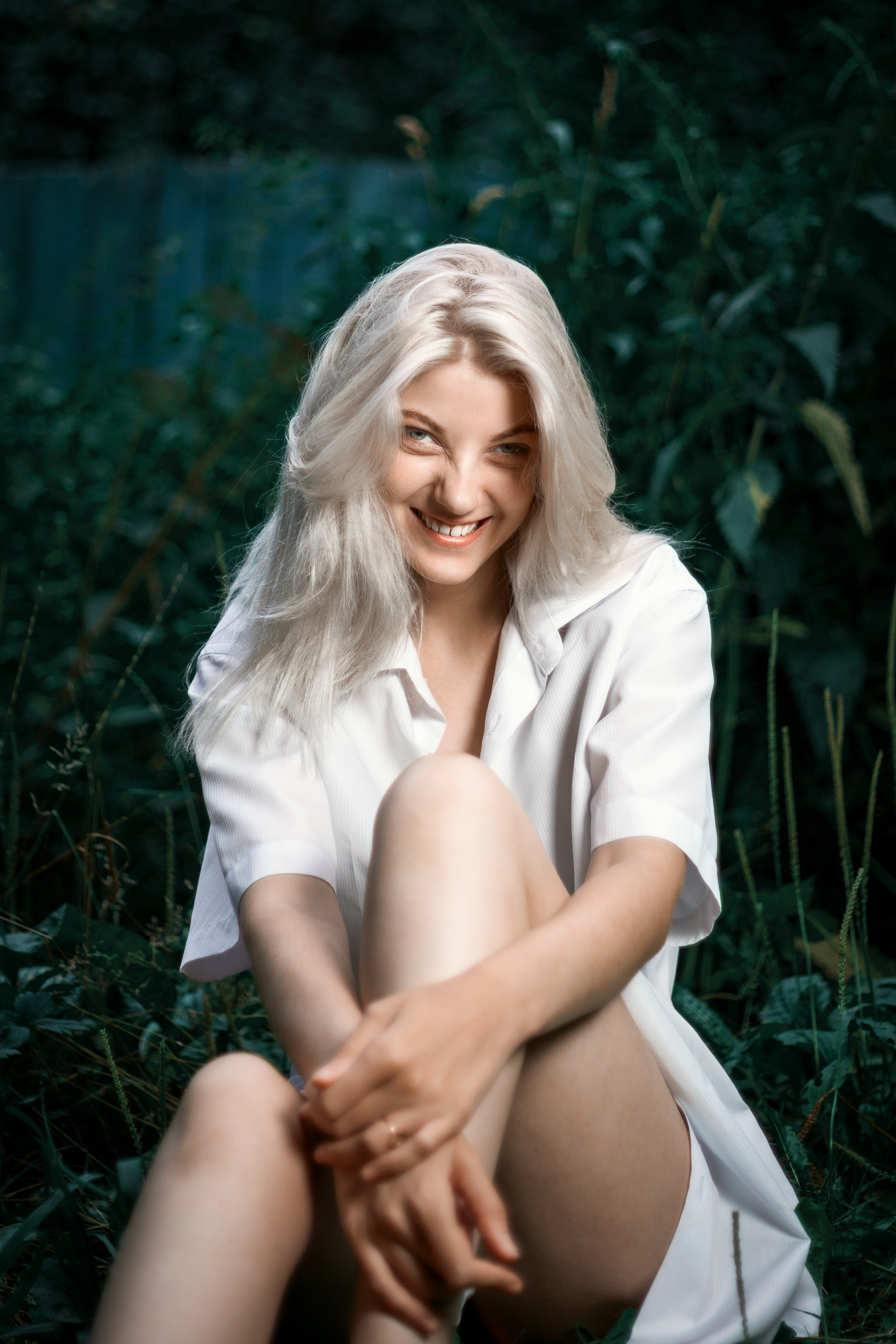 Откройте для себя магию "Белоснежной гармонии" в этом фотоальбоме, где девушка с белоснежными волосами предстаёт в утончённых образах на природе. Наслаждайтесь кадрами, где она лежит на дереве у озера и на траве, с элегантной рубашкой, добавляющей загадочности и эстетики. Девушка, молодая девушка, Блондинка, Фотосеесия, Подросток, Крашенные волосы, Озеро, Рубашка, Позировка, Потрет, Полуголая, Полуголая девушка, Девушка в белье, Дерево, Озеро, Красотка, Ноги, Трава, Ню,
