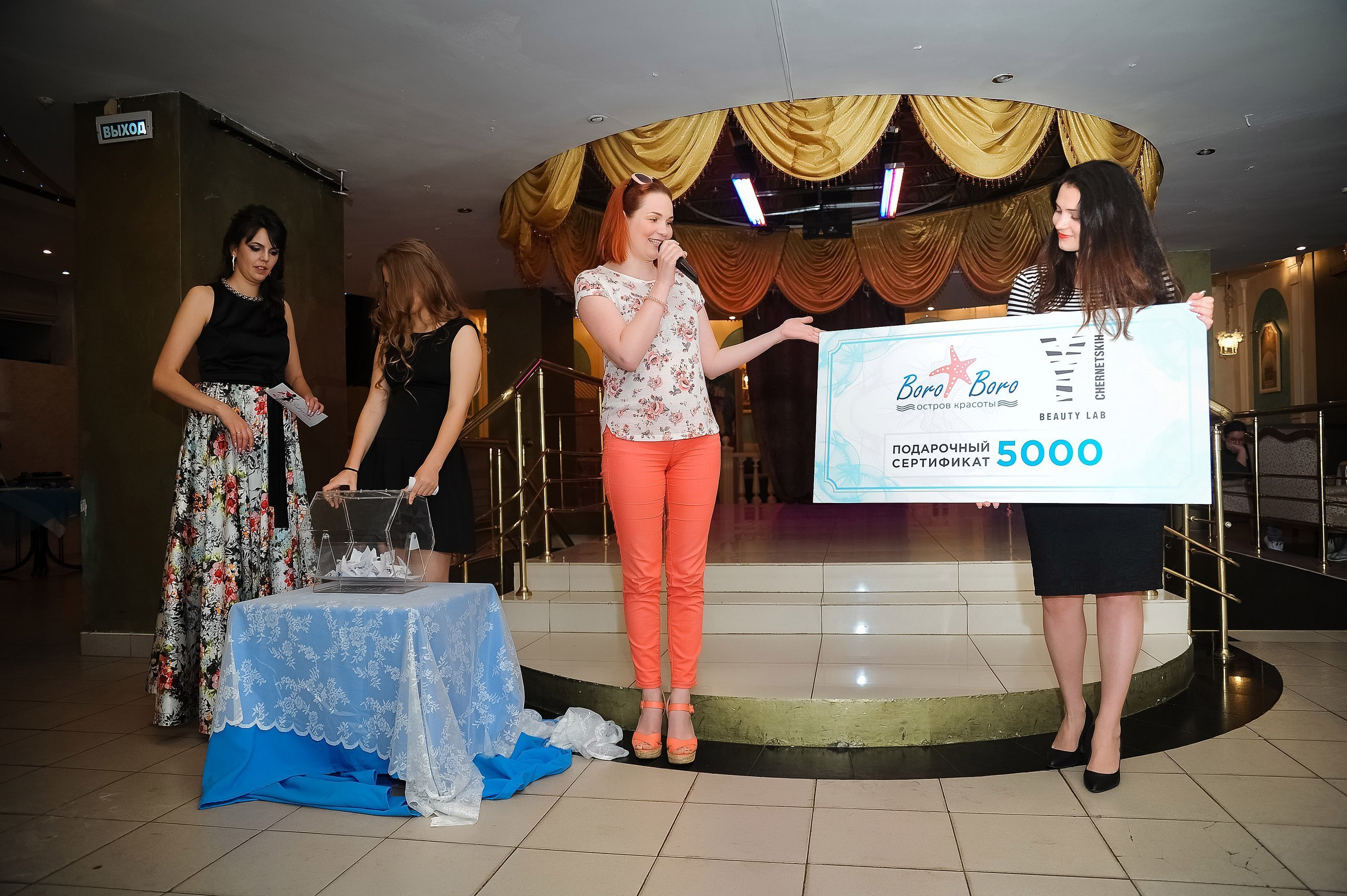 Корпоратив. Завтрак в платьях