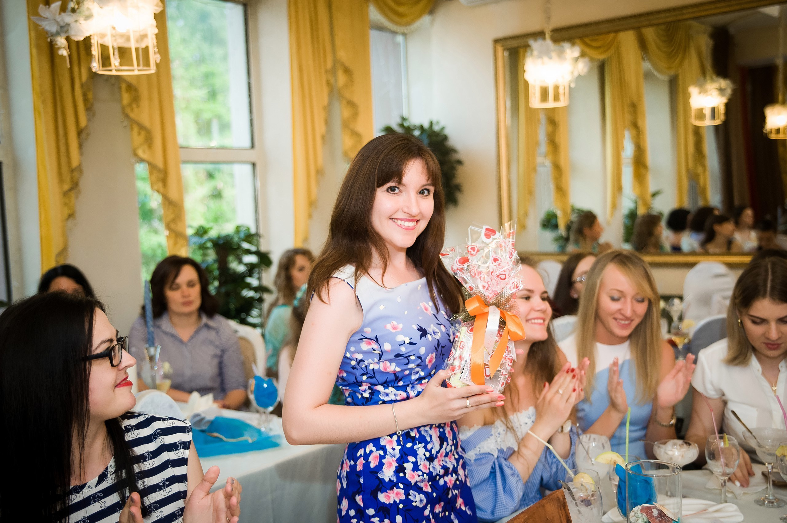 Корпоратив. Завтрак в платьях