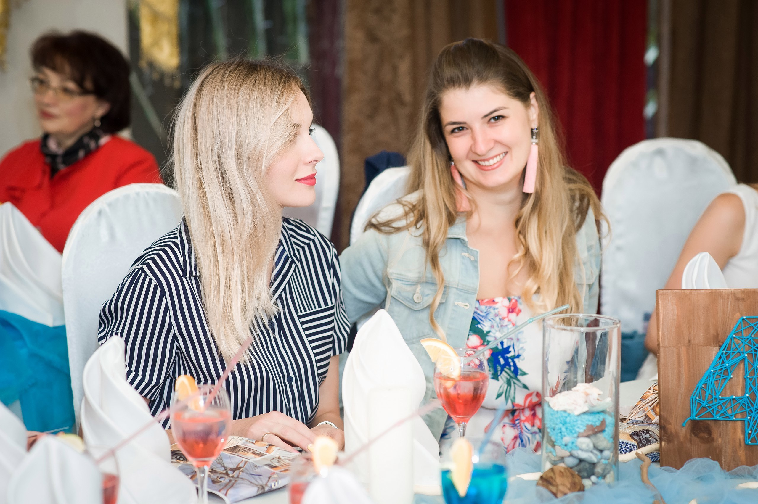 Корпоратив. Завтрак в платьях