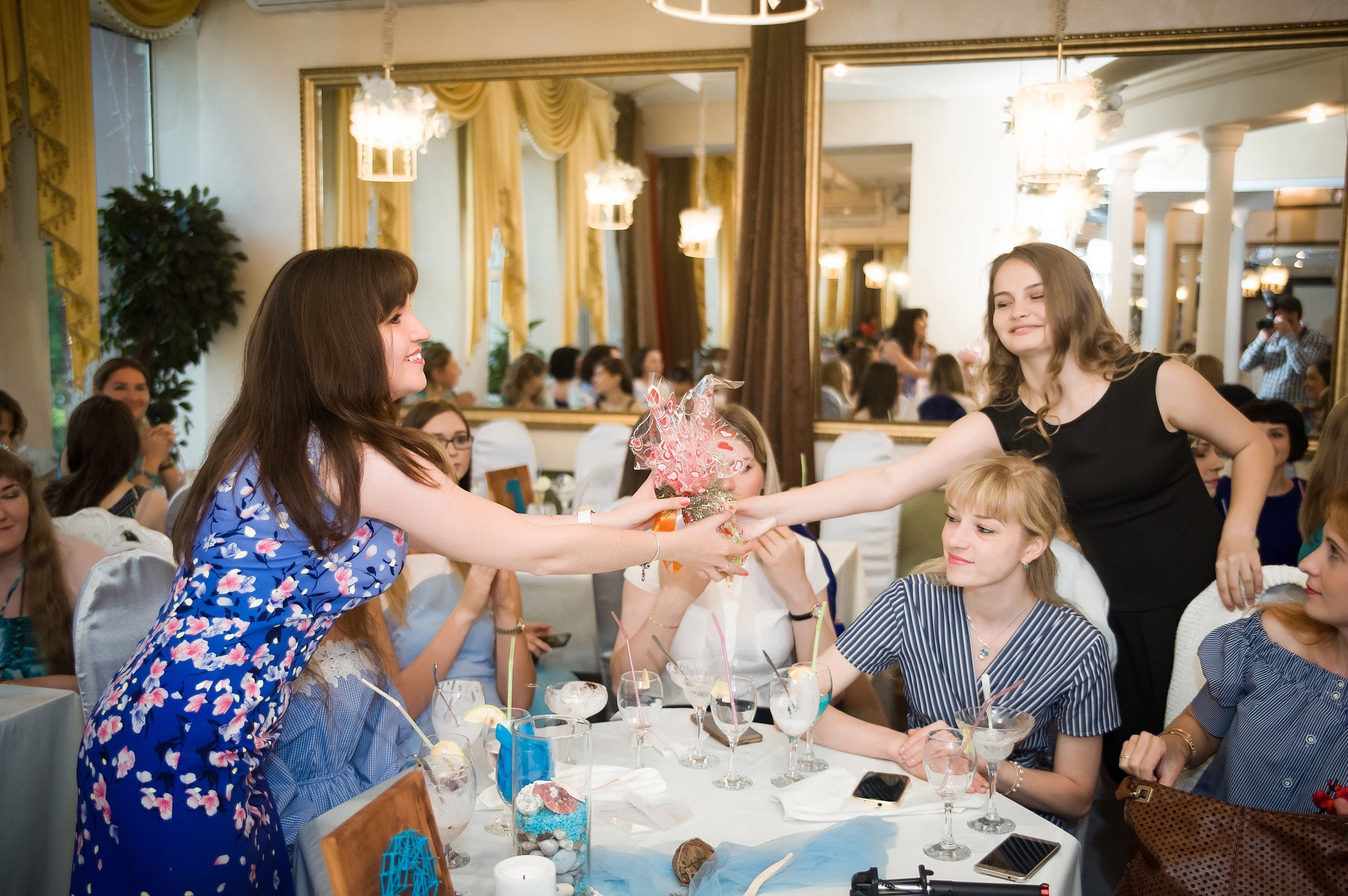 Корпоратив. Завтрак в платьях