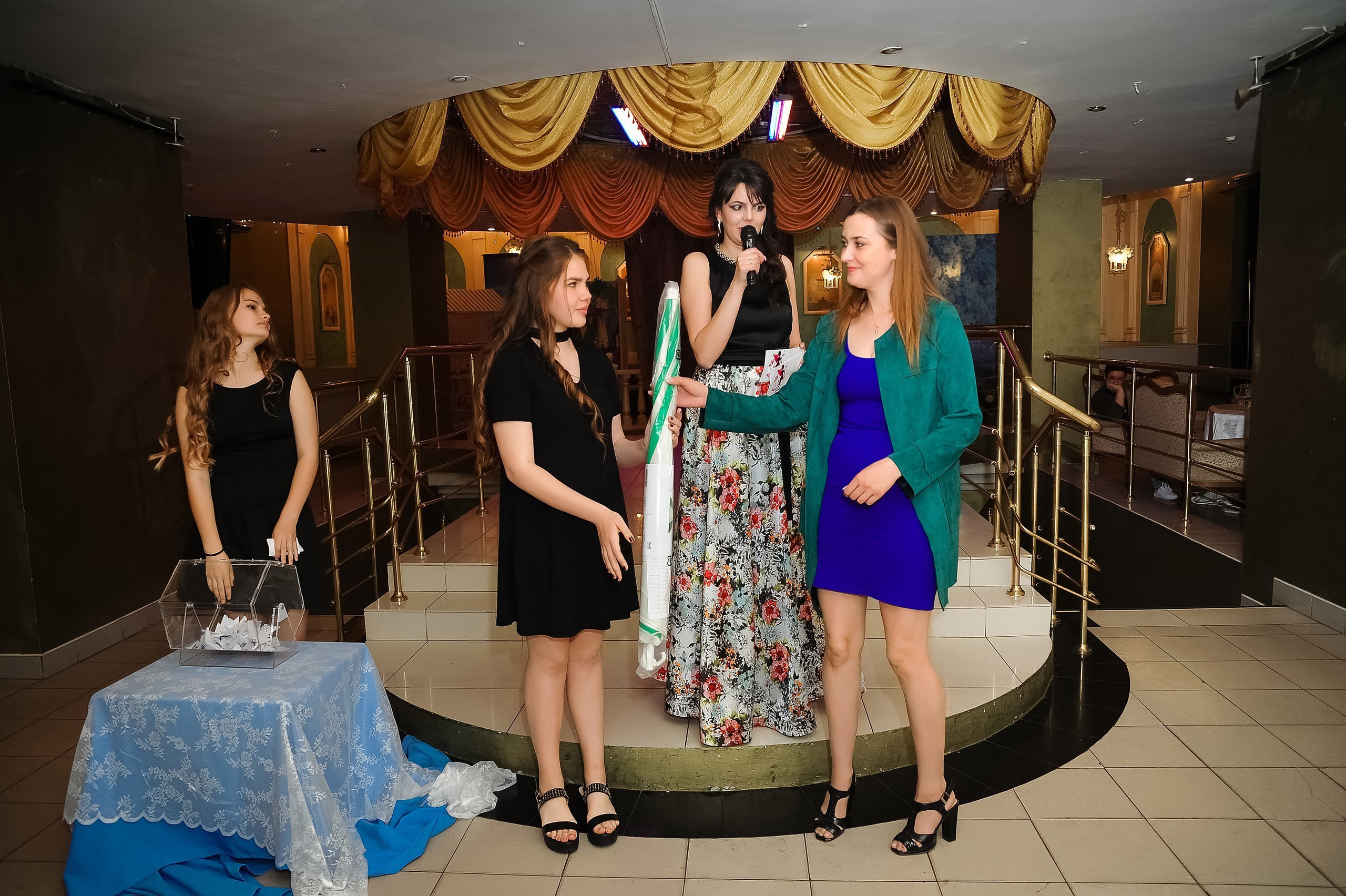 Корпоратив. Завтрак в платьях