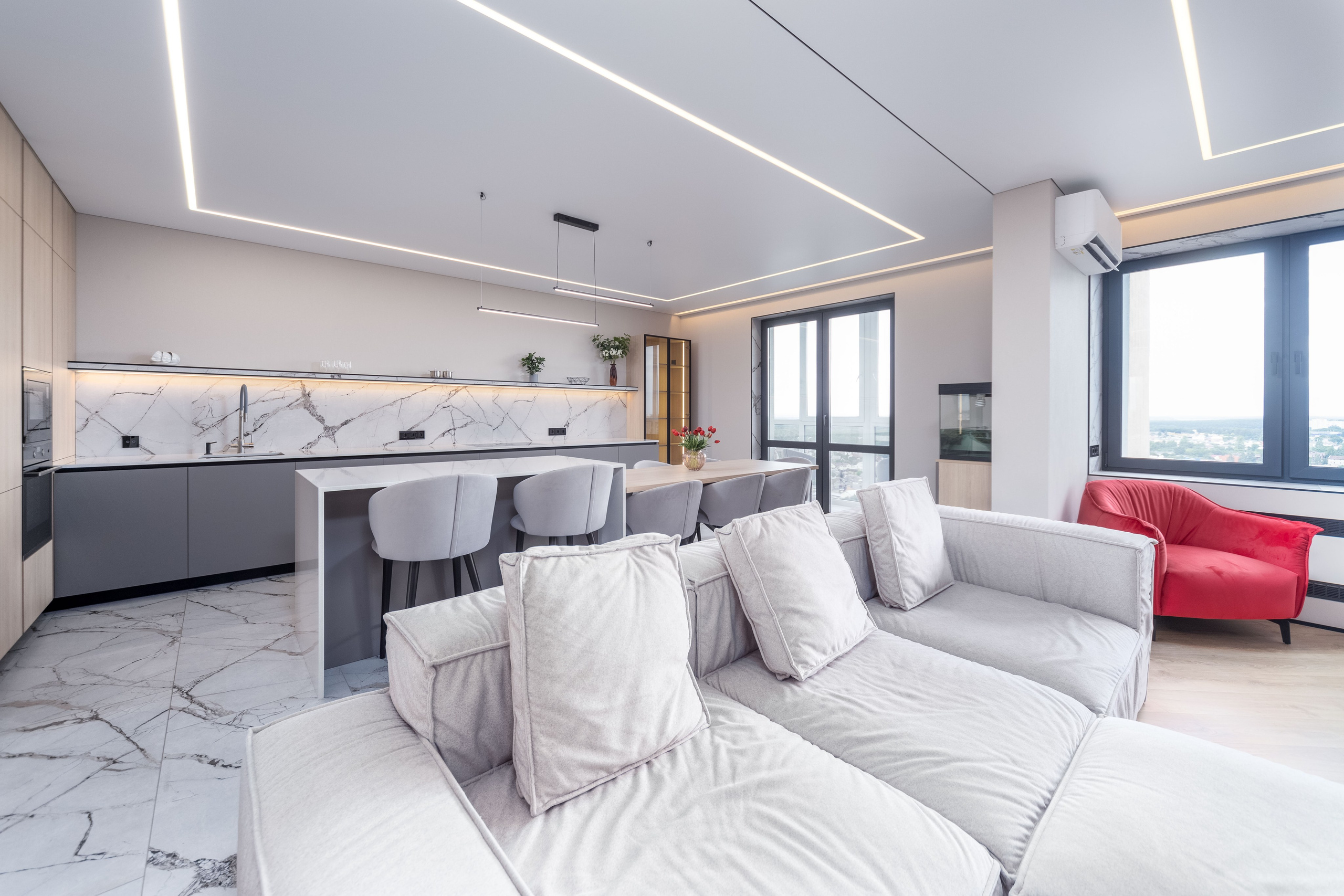 Фото интерьера кухни в большой трехкомнатной квартире в Минске