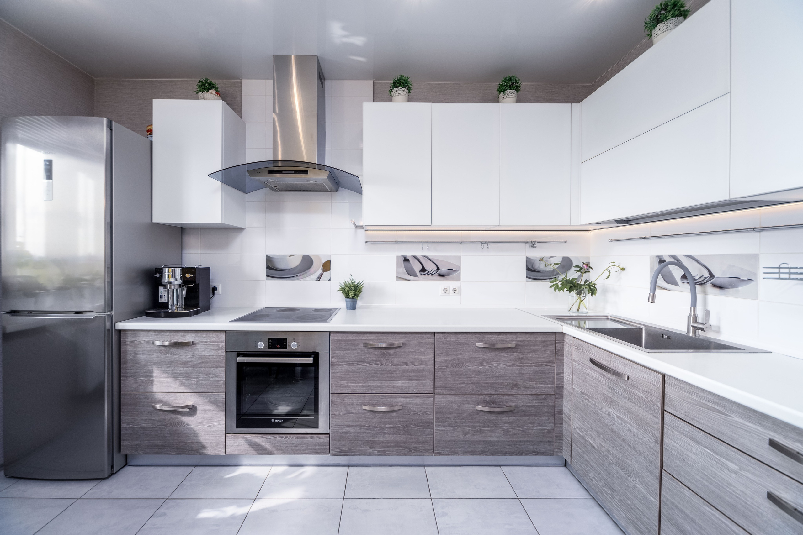 Наполнение интерьера кухни - раковина, варочная панель с вытяжкой и холодильник