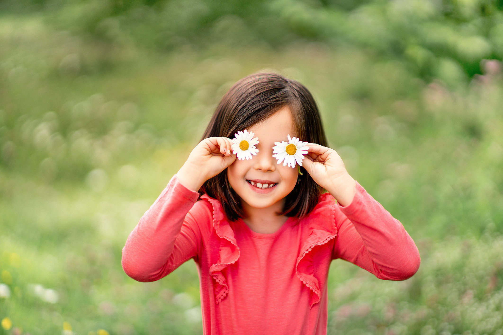 девочка с ромашками летний пейзаж