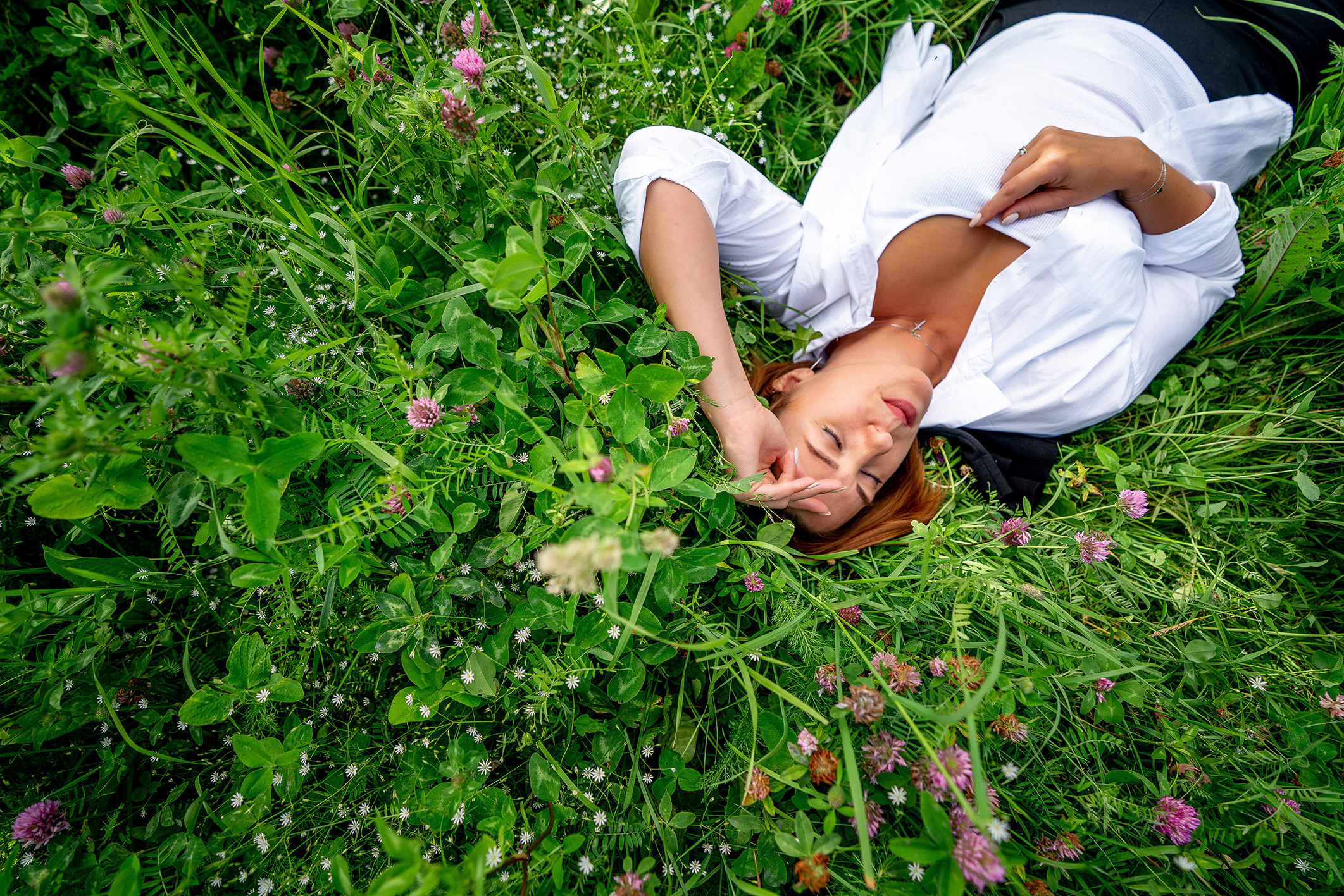 девушка отдыхает на траве летом
